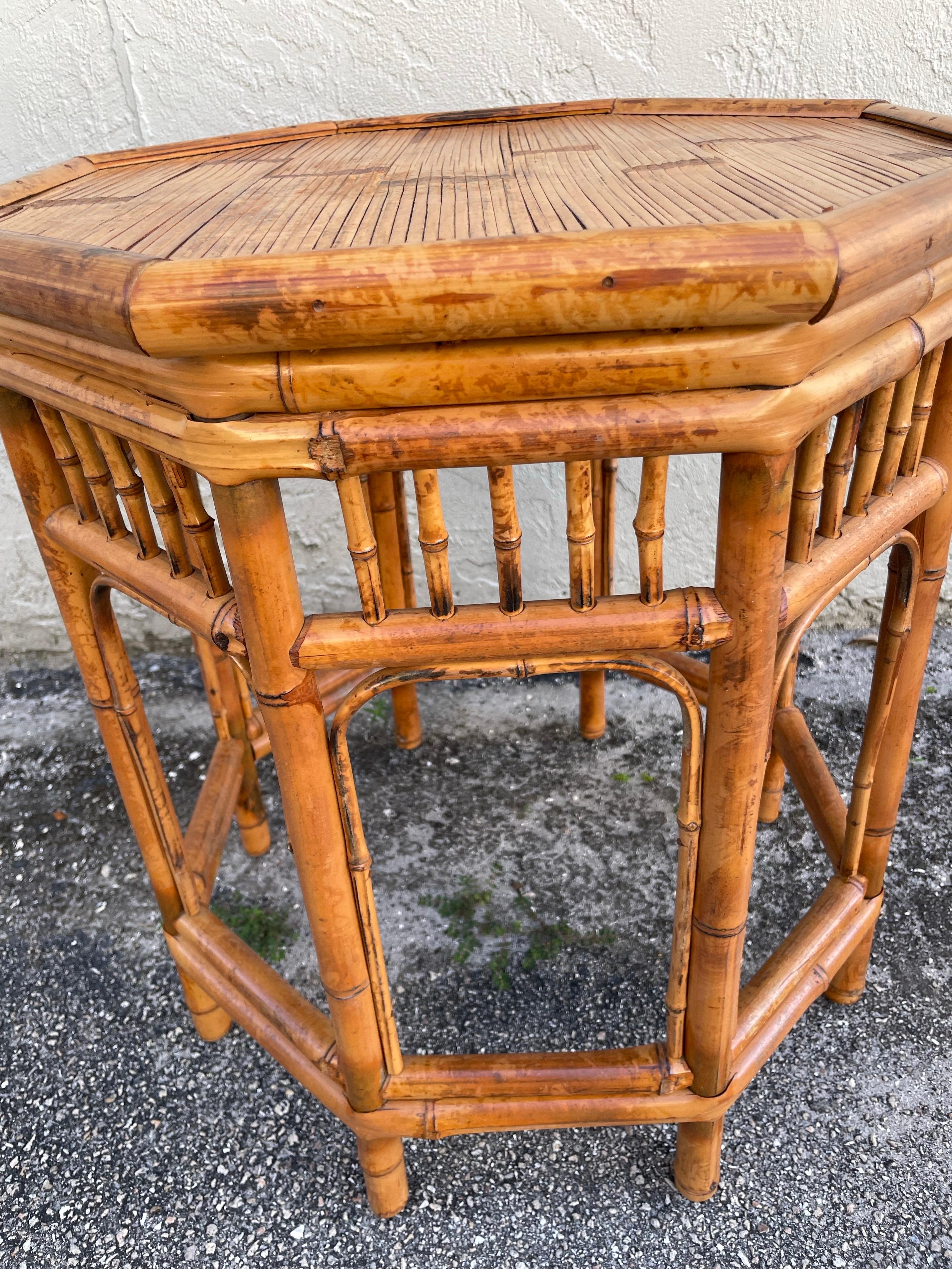 Vintage Burnt Bamboo Octagon Side Table Chinoiserie en venta
