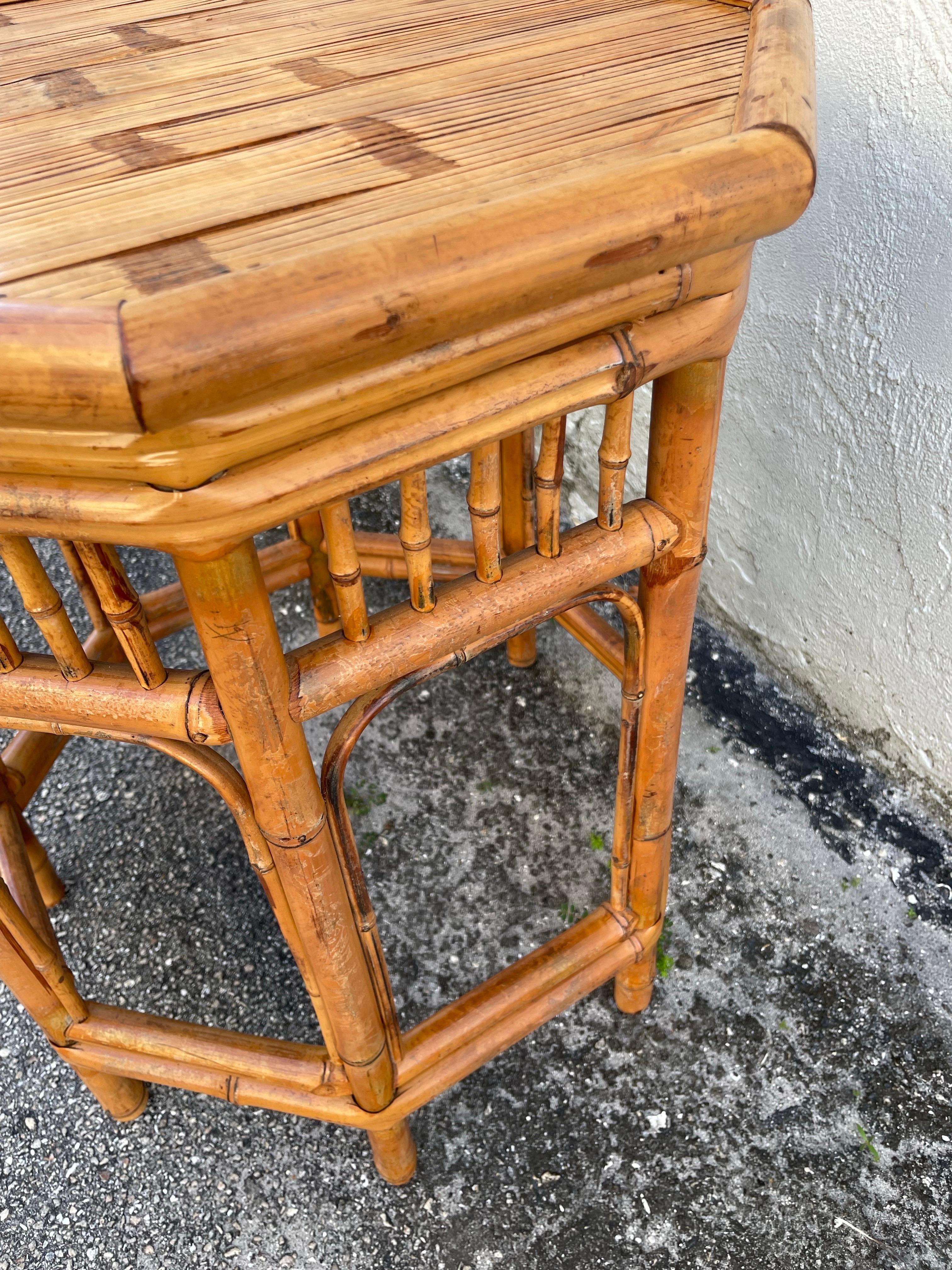Vintage Burnt Bamboo Octagon Side Table en Bueno estado para la venta en West Palm Beach, FL