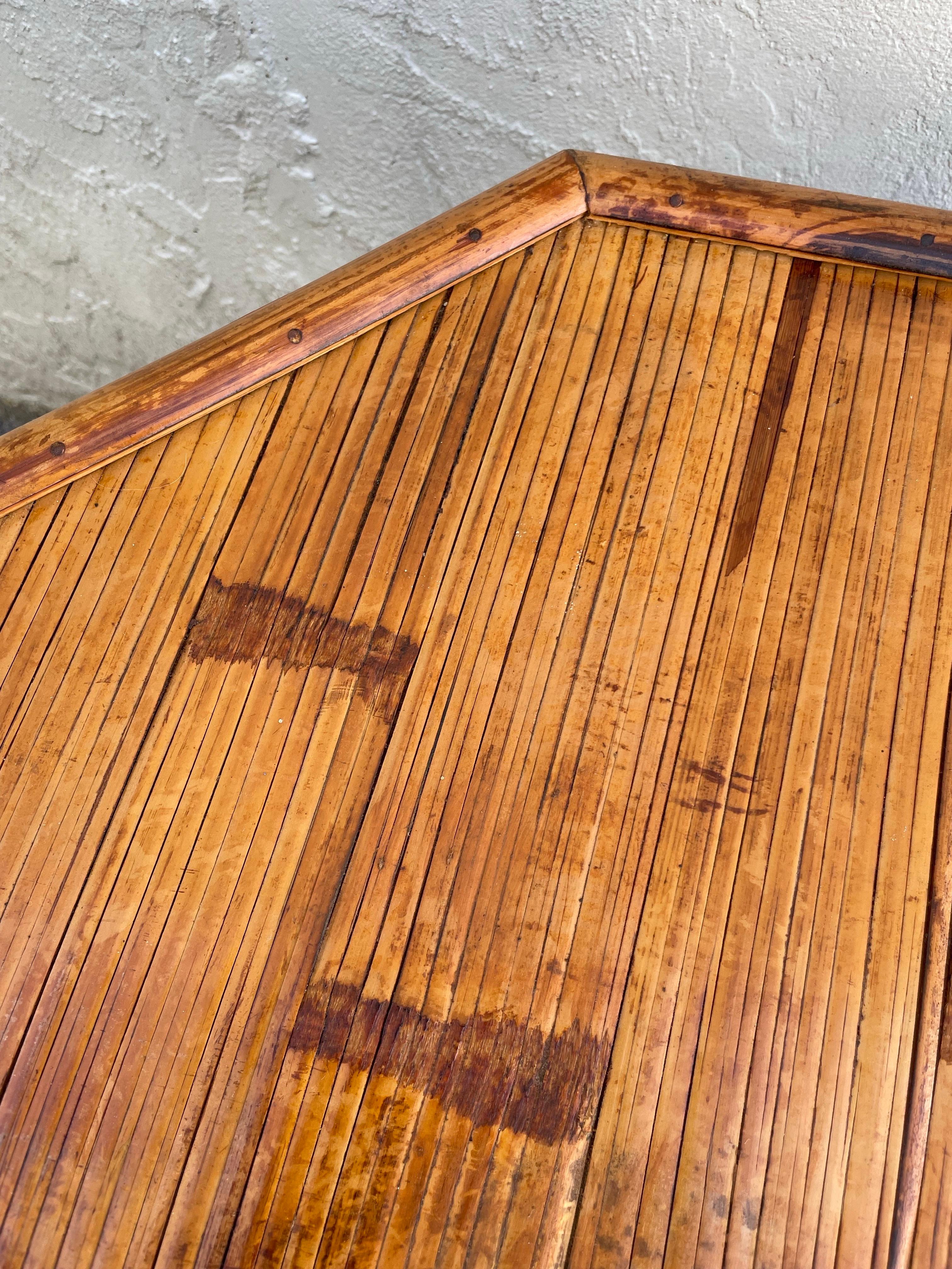 Vintage Burnt Bamboo Octagon Side Table Bambú en venta