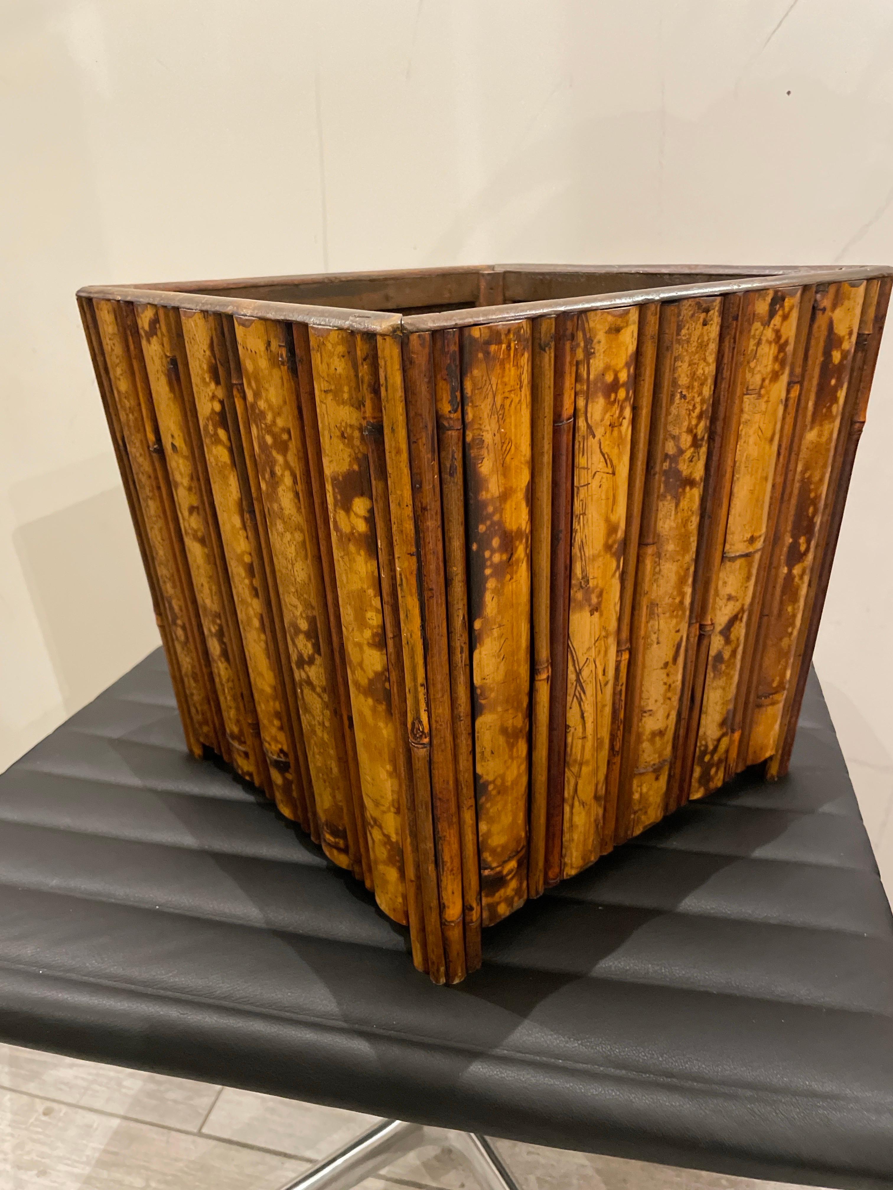 Caja jardinera vintage de bambú quemado Colonial británico en venta