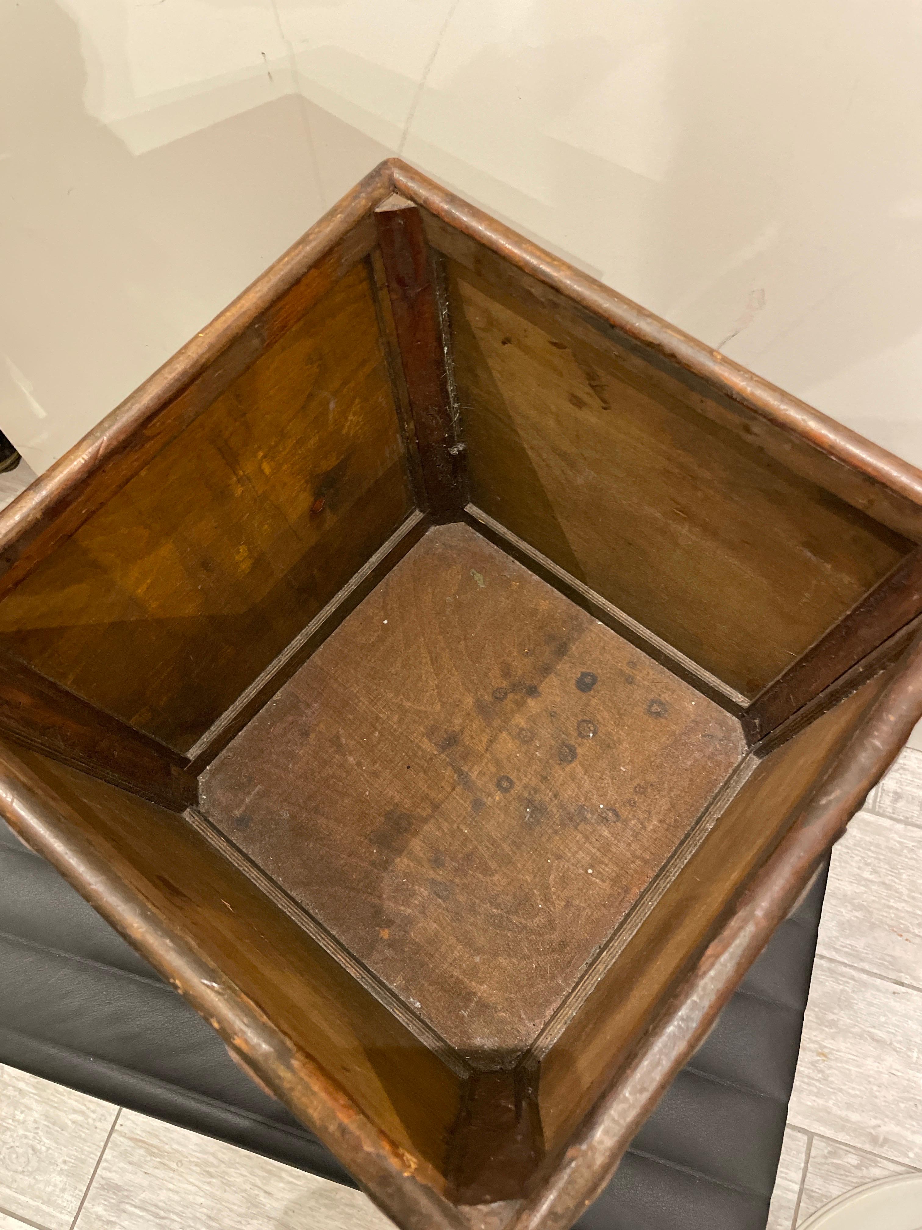 Caja jardinera vintage de bambú quemado siglo XX en venta