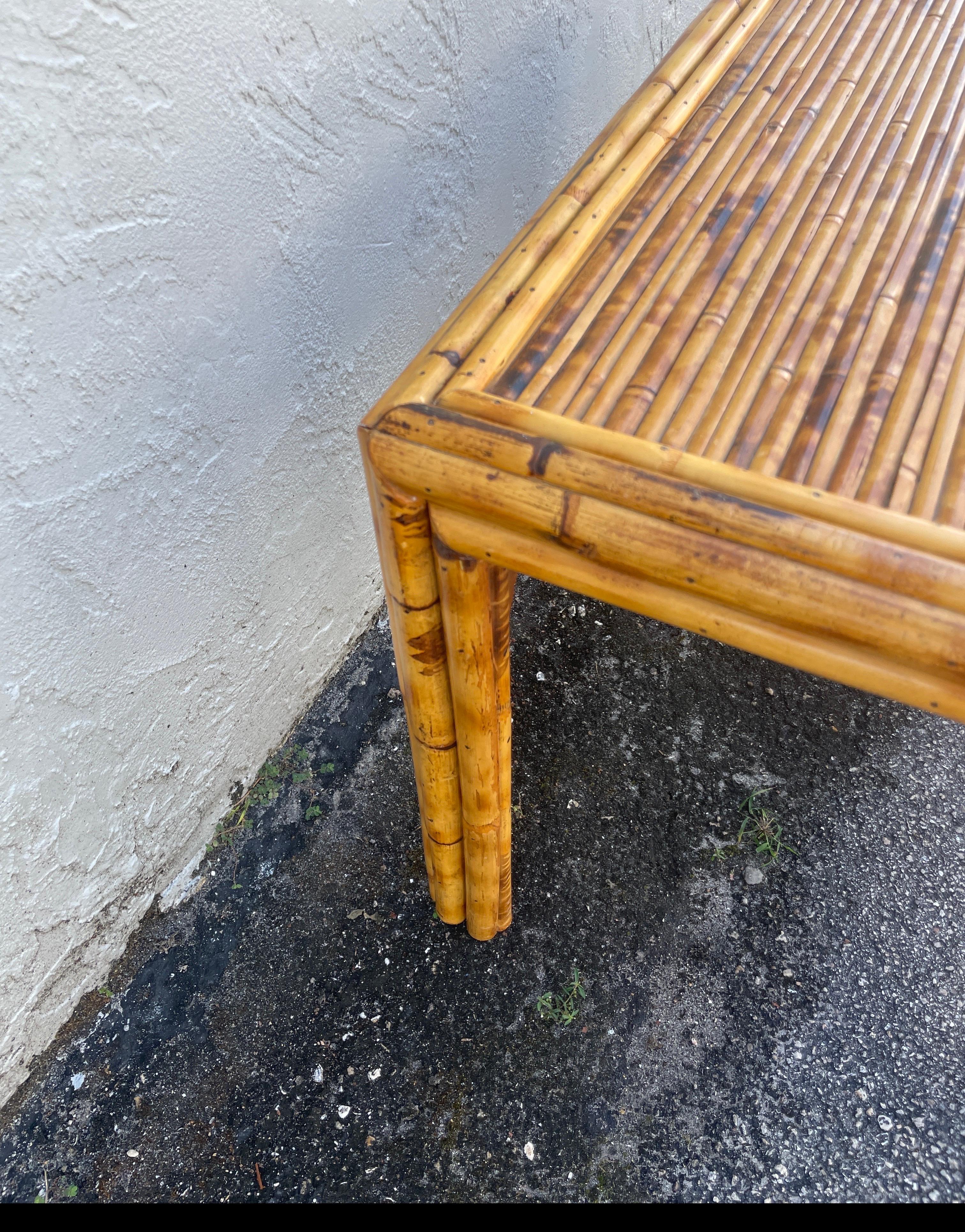 20ième siècle Table d'appoint vintage en bambou brûlé en vente