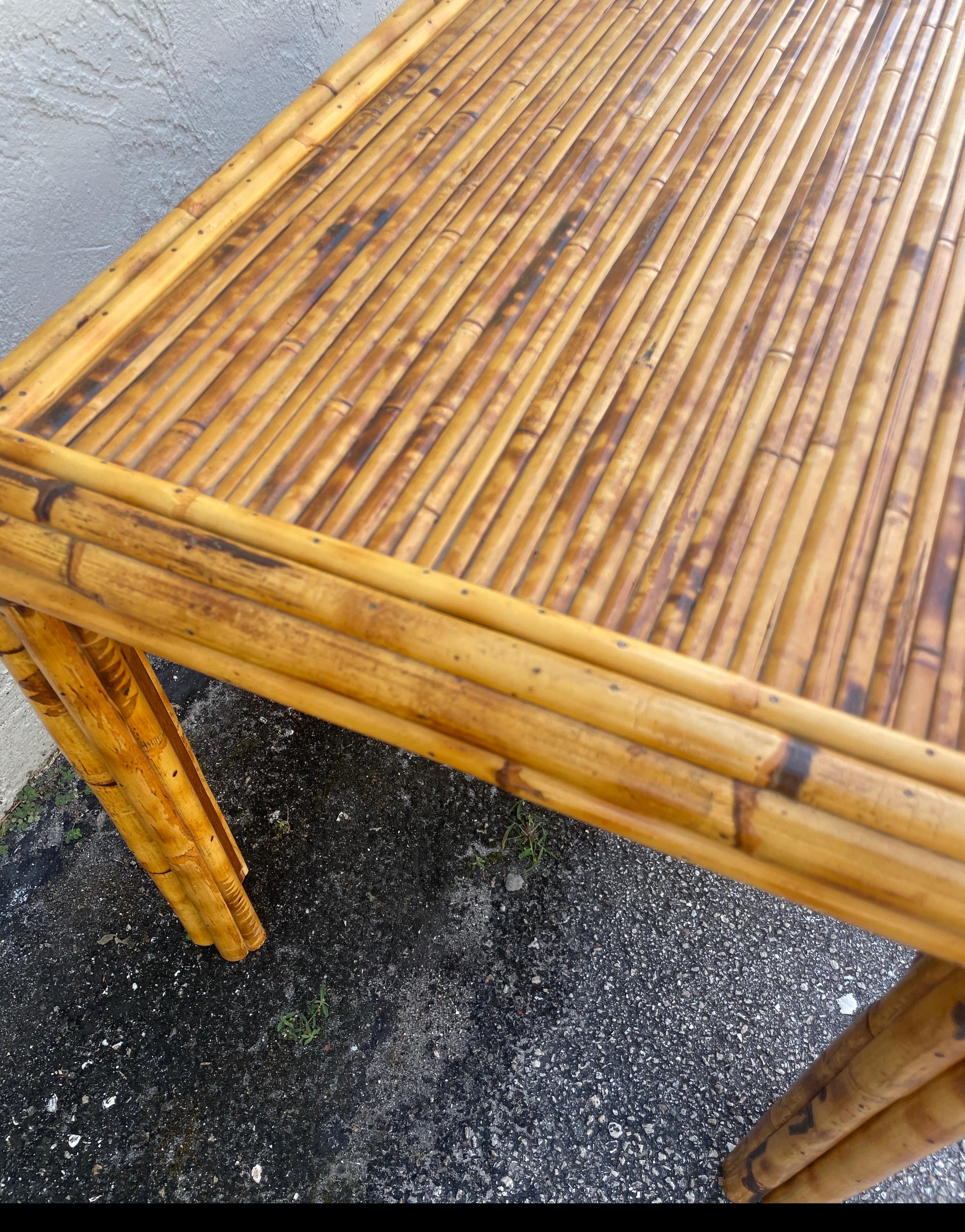 Bambou Table d'appoint vintage en bambou brûlé en vente