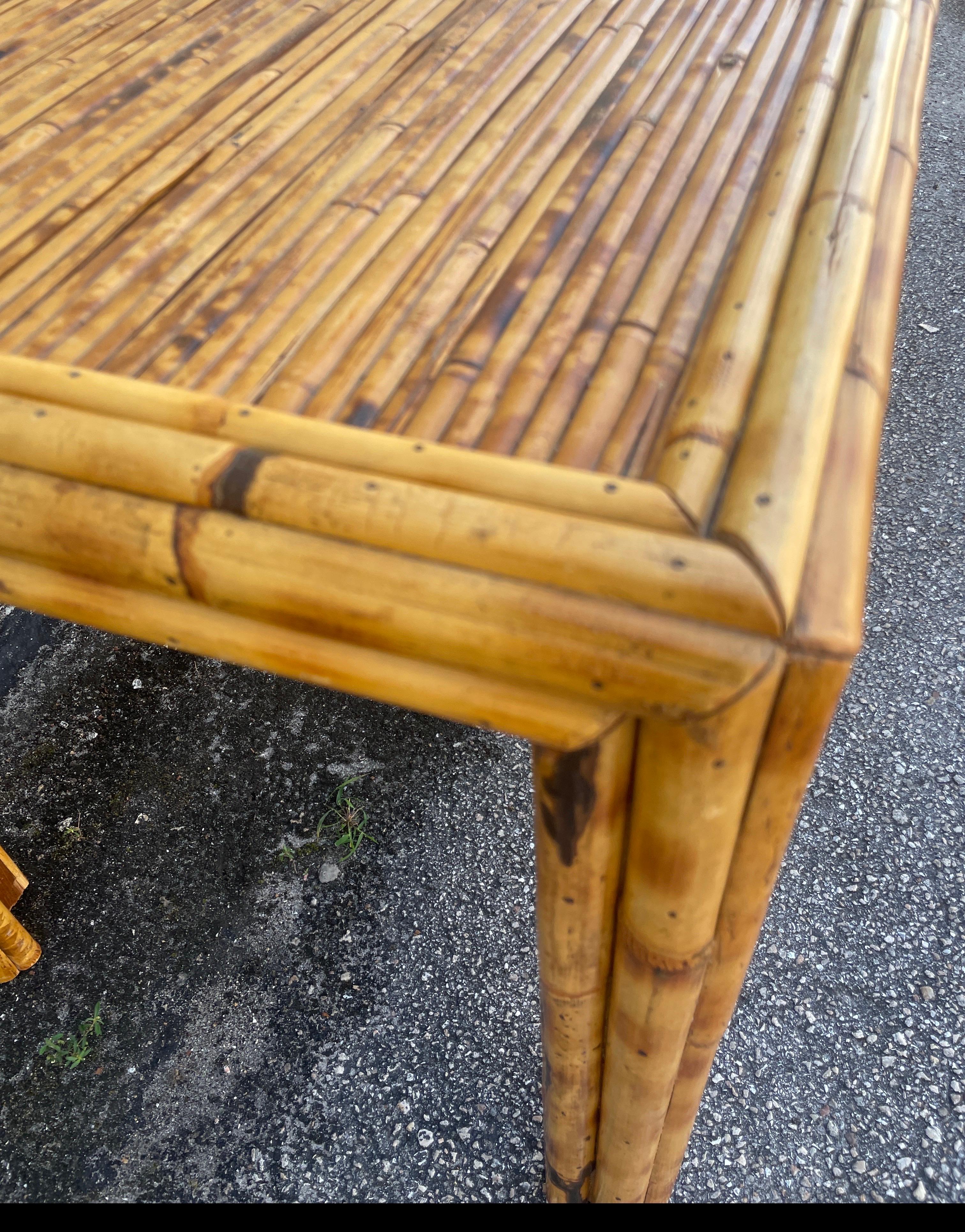 Table d'appoint vintage en bambou brûlé en vente 1