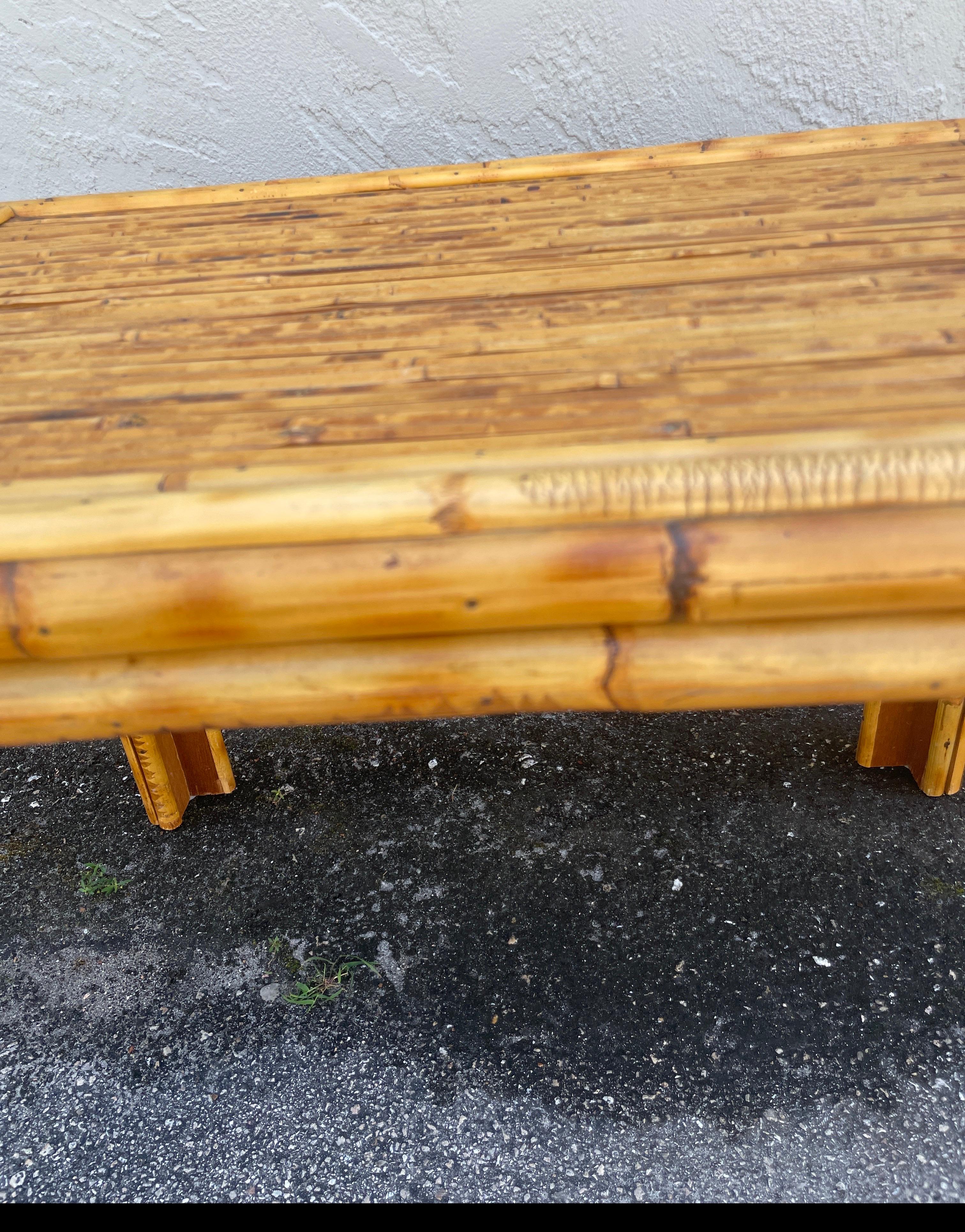 Table d'appoint vintage en bambou brûlé en vente 2