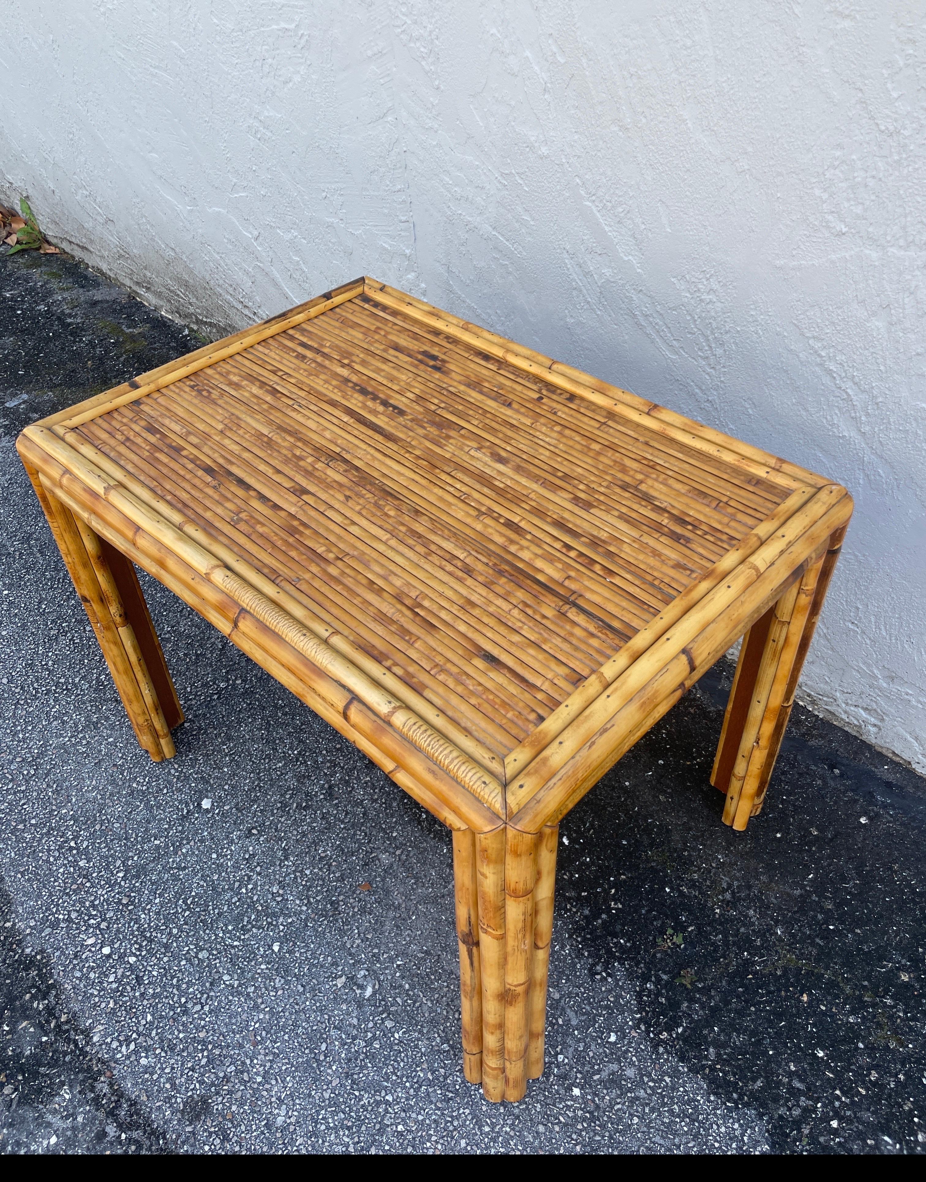 Table d'appoint vintage en bambou brûlé en vente 3