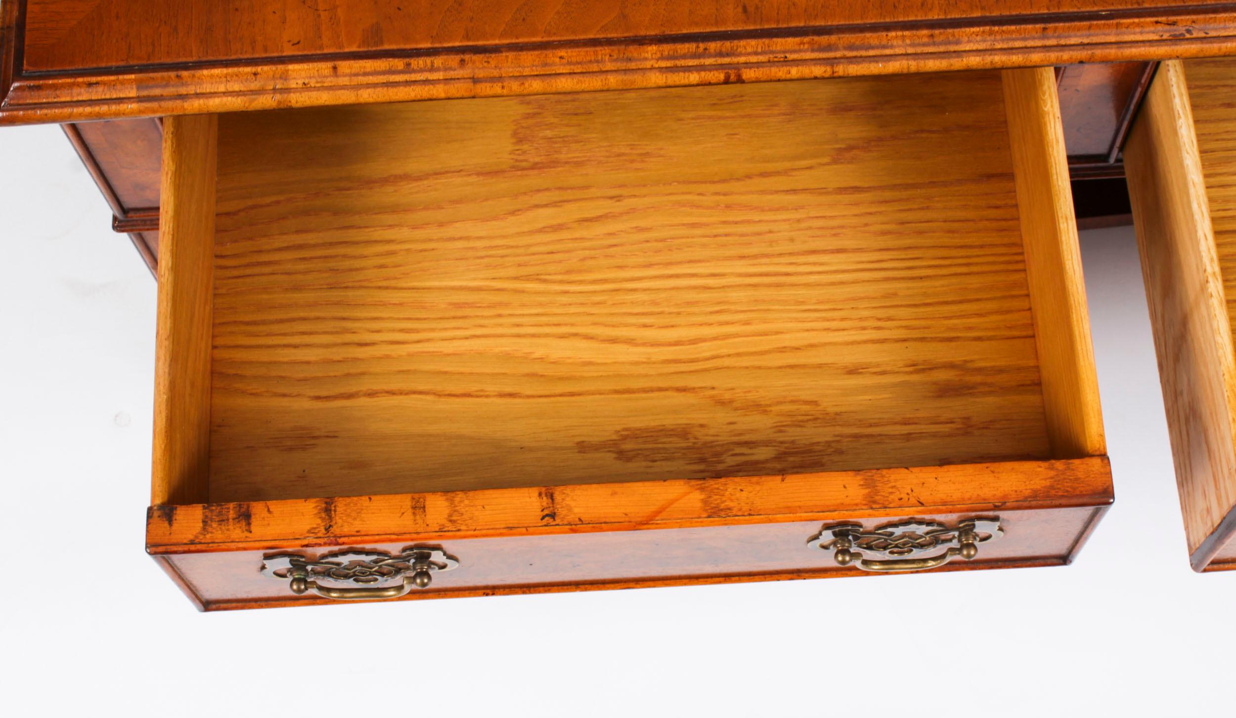 Table basse vintage en ronce de noyer avec six tiroirs 20ème siècle en vente 7