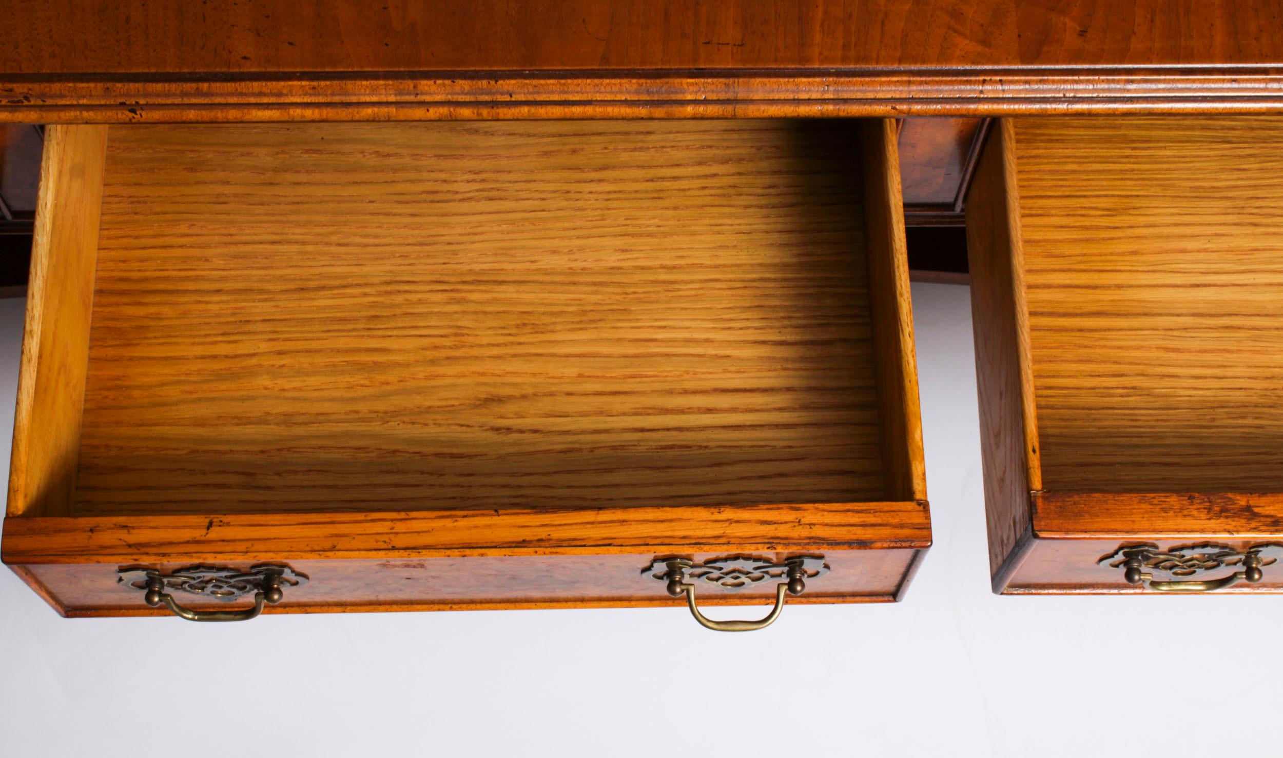 Table basse vintage en ronce de noyer avec six tiroirs 20ème siècle en vente 8