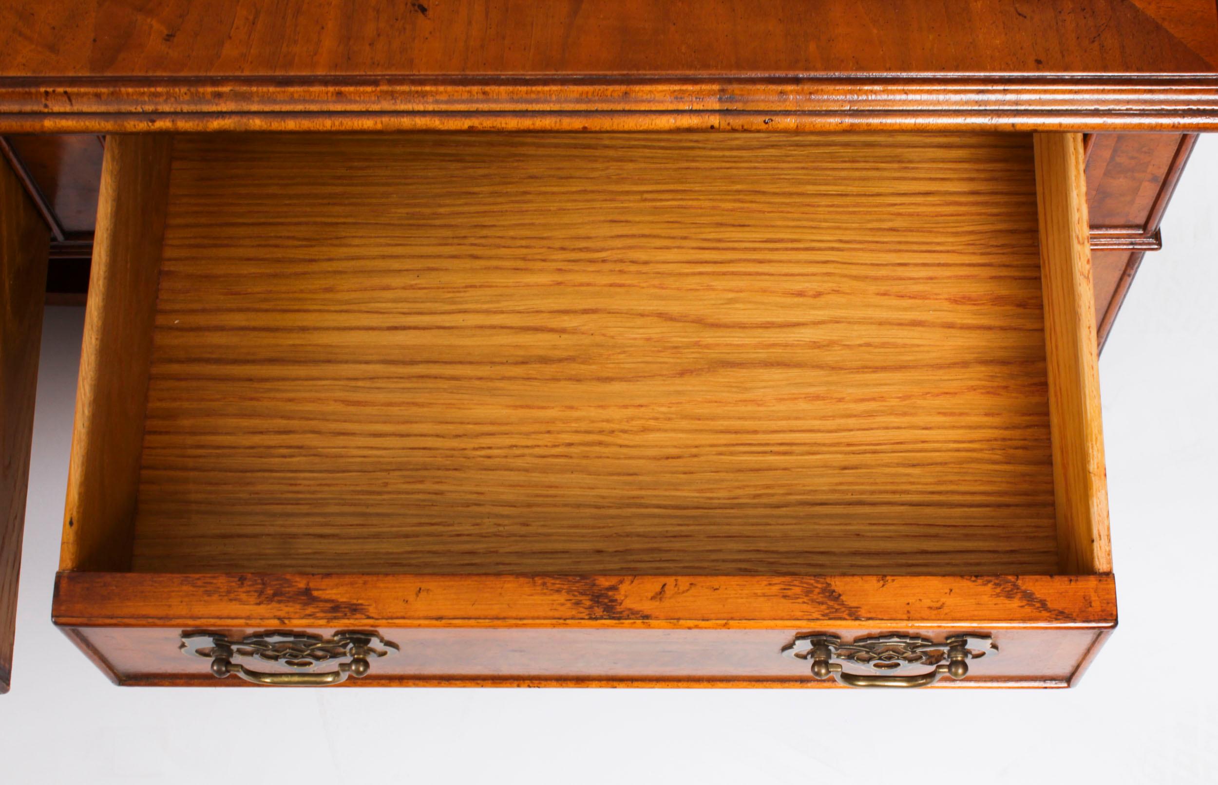 Table basse vintage en ronce de noyer avec six tiroirs 20ème siècle en vente 9