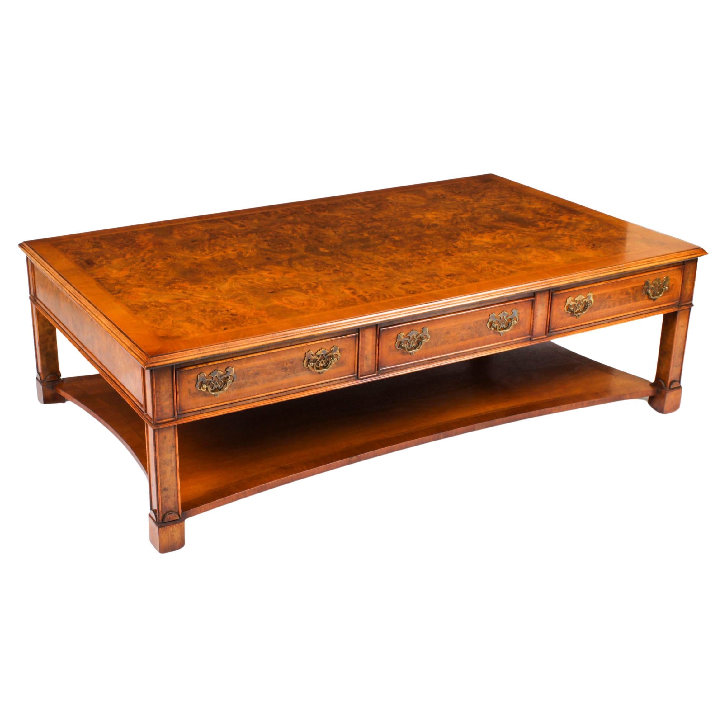 Table basse vintage en ronce de noyer avec six tiroirs 20ème siècle en vente