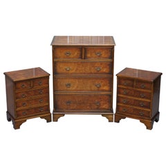 Vieille commode en loupe d'orme & Paire de tables d'extrémité latérales en loupe d'orme