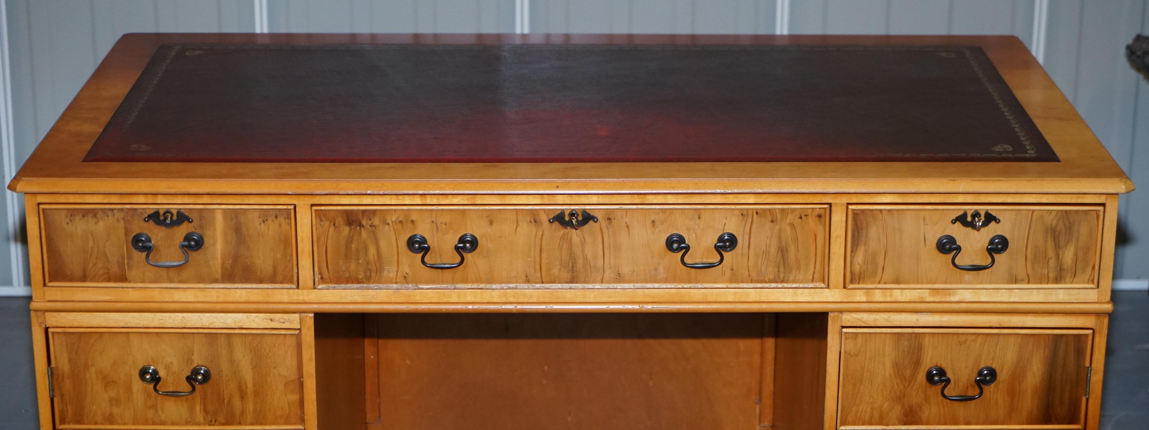 Anglais Vintage Burr Satinwood Kneehole Partner Desk Oxblood Leather Dos à panneaux en cuir avec panneau supérieur en vente