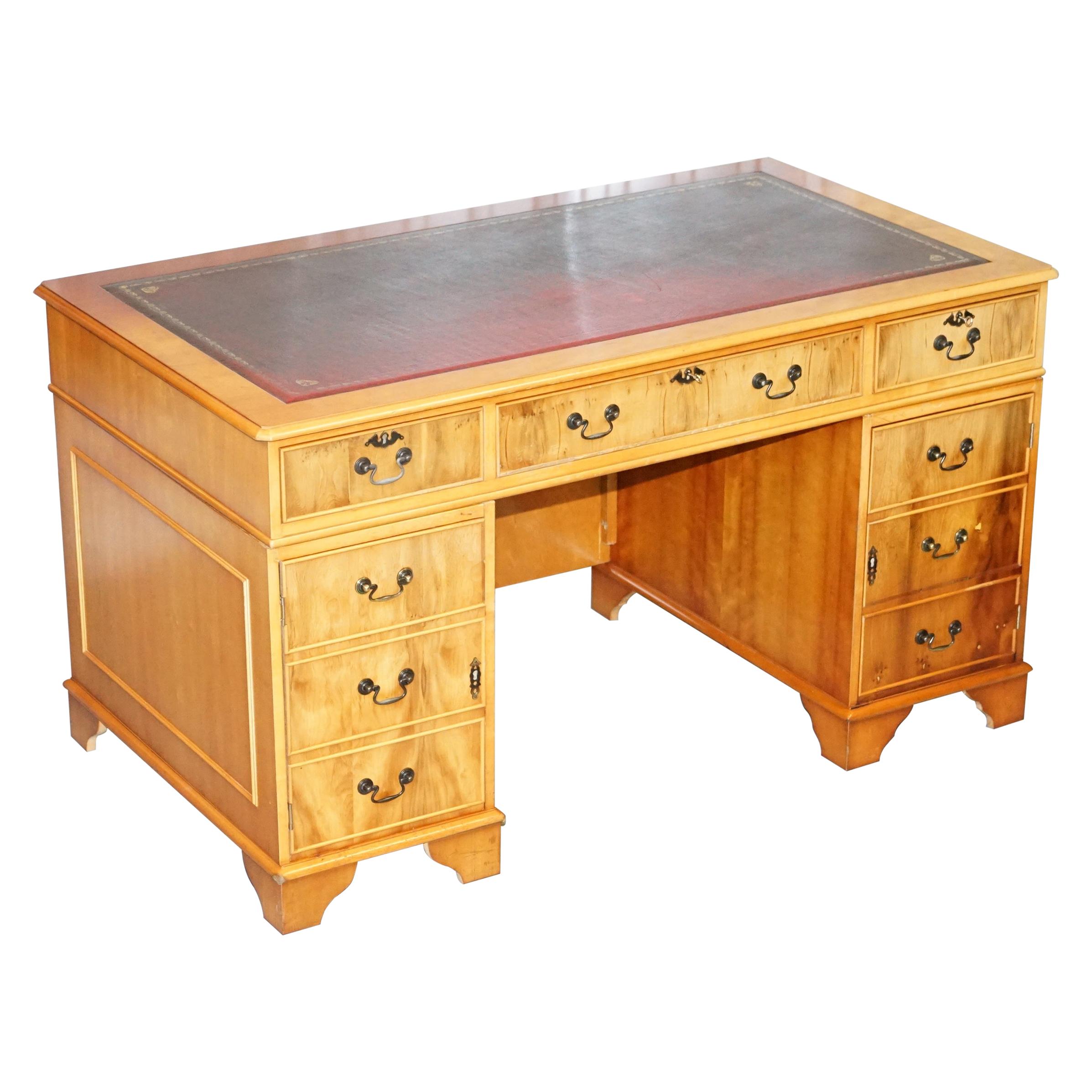 Kniehole Partner-Schreibtisch aus Satinholz mit Oxblood-Lederplatte und getäfelter Rückenlehne, Burr