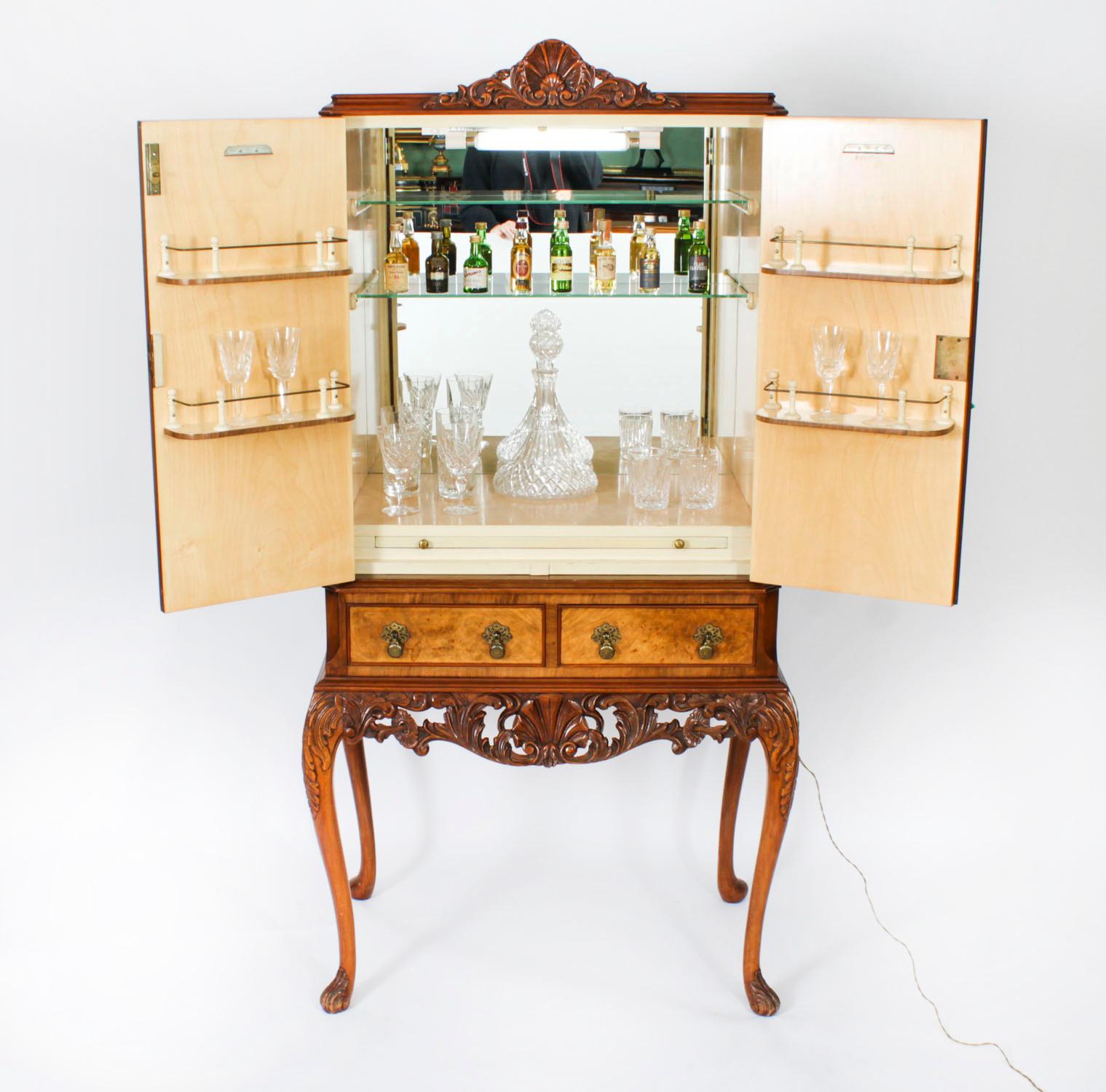 Se trata de un fantástico mueble coctelero vintage de nogal con rebabas del Renacimiento de la Reina Anne, con una maravillosa decoración tallada a mano, cristalería y 8 mini botellas de whisky vintage, que data de la década de 1930.

El armario