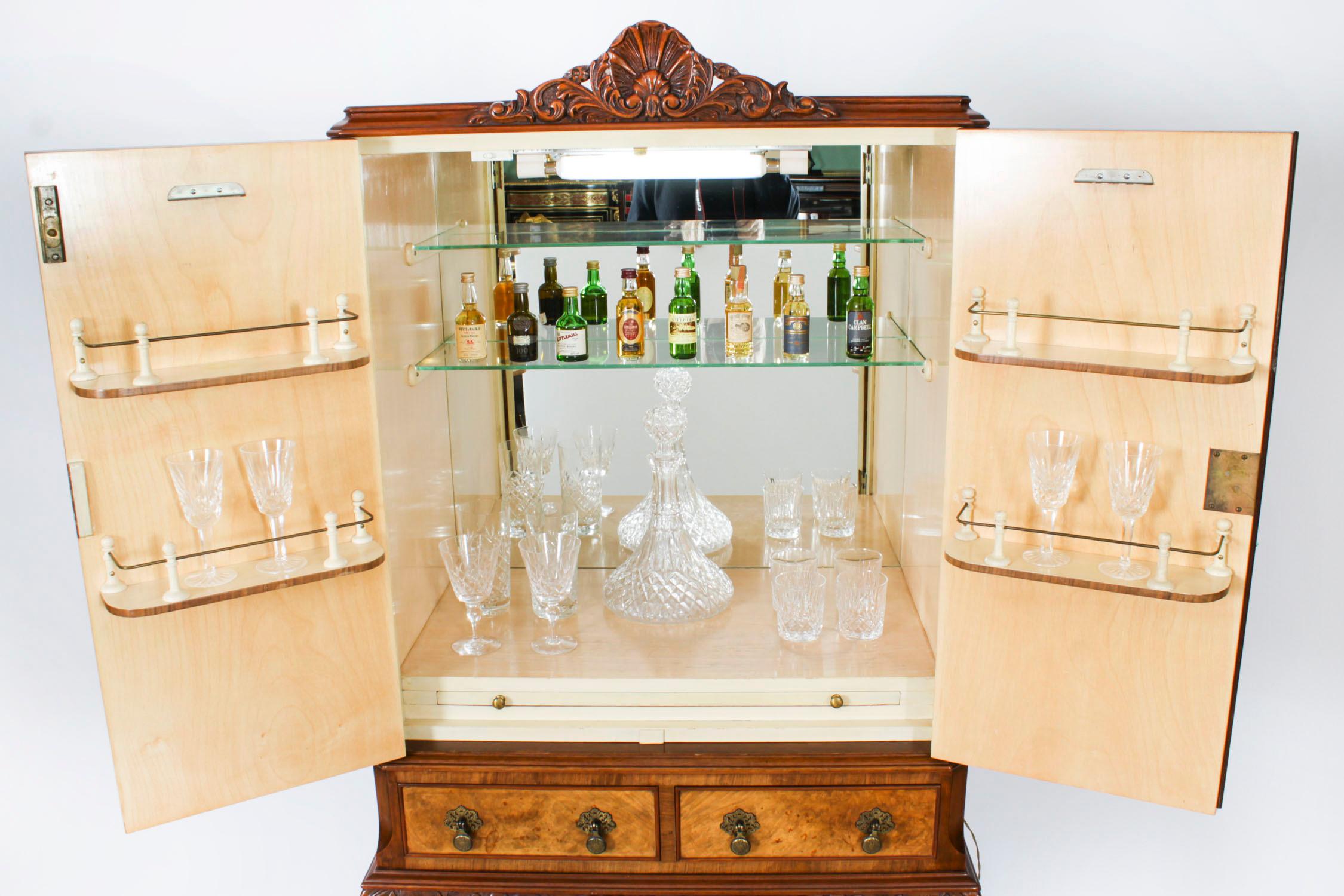 Vintage Burr Walnut Cocktail Cabinet Bebidas Bar Seco y Cristalería Siglo XX Queen Anne en venta