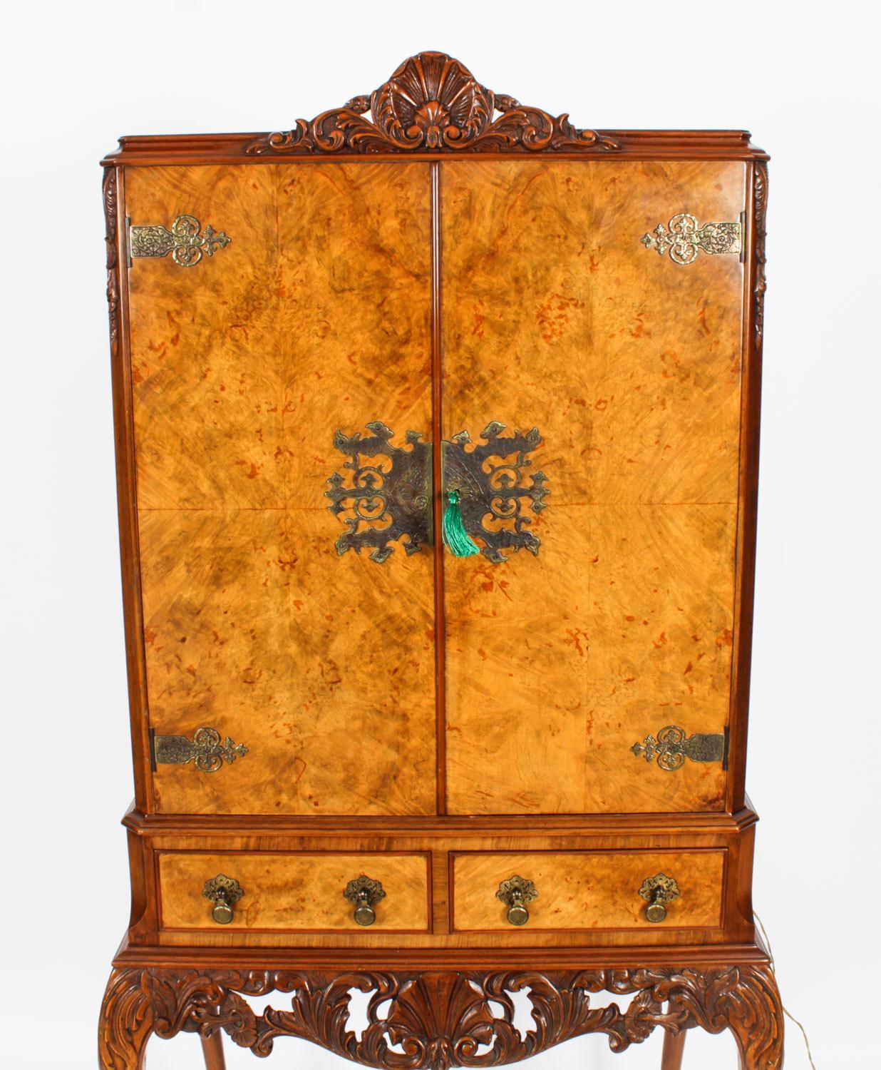 Vintage Burr Walnut Cocktail Cabinet Bebidas Bar Seco y Cristalería Siglo XX Tallado a mano en venta
