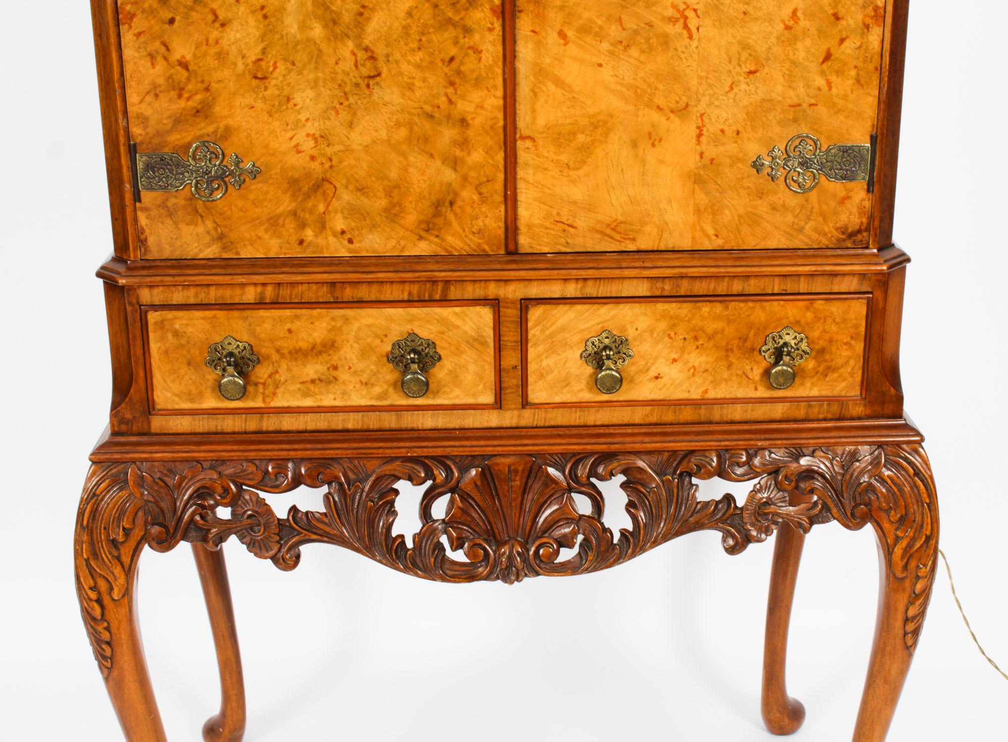 Vintage Burr Walnut Cocktail Cabinet Bebidas Bar Seco y Cristalería Siglo XX en venta 1