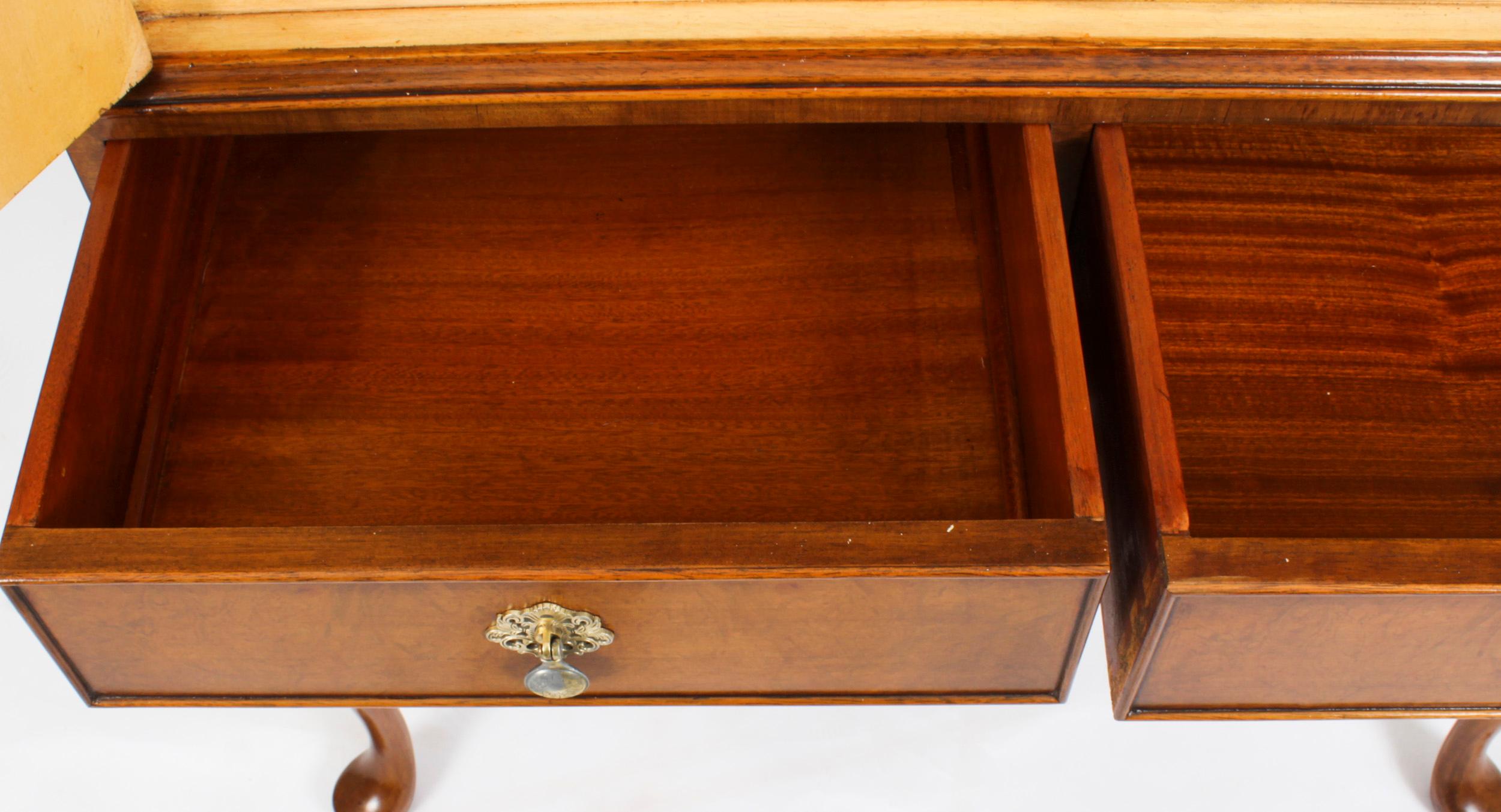 Gabinete de coctelería Vintage Burr Walnut Drinks Dry Bar & Glassware Mediados del siglo XX en venta 13