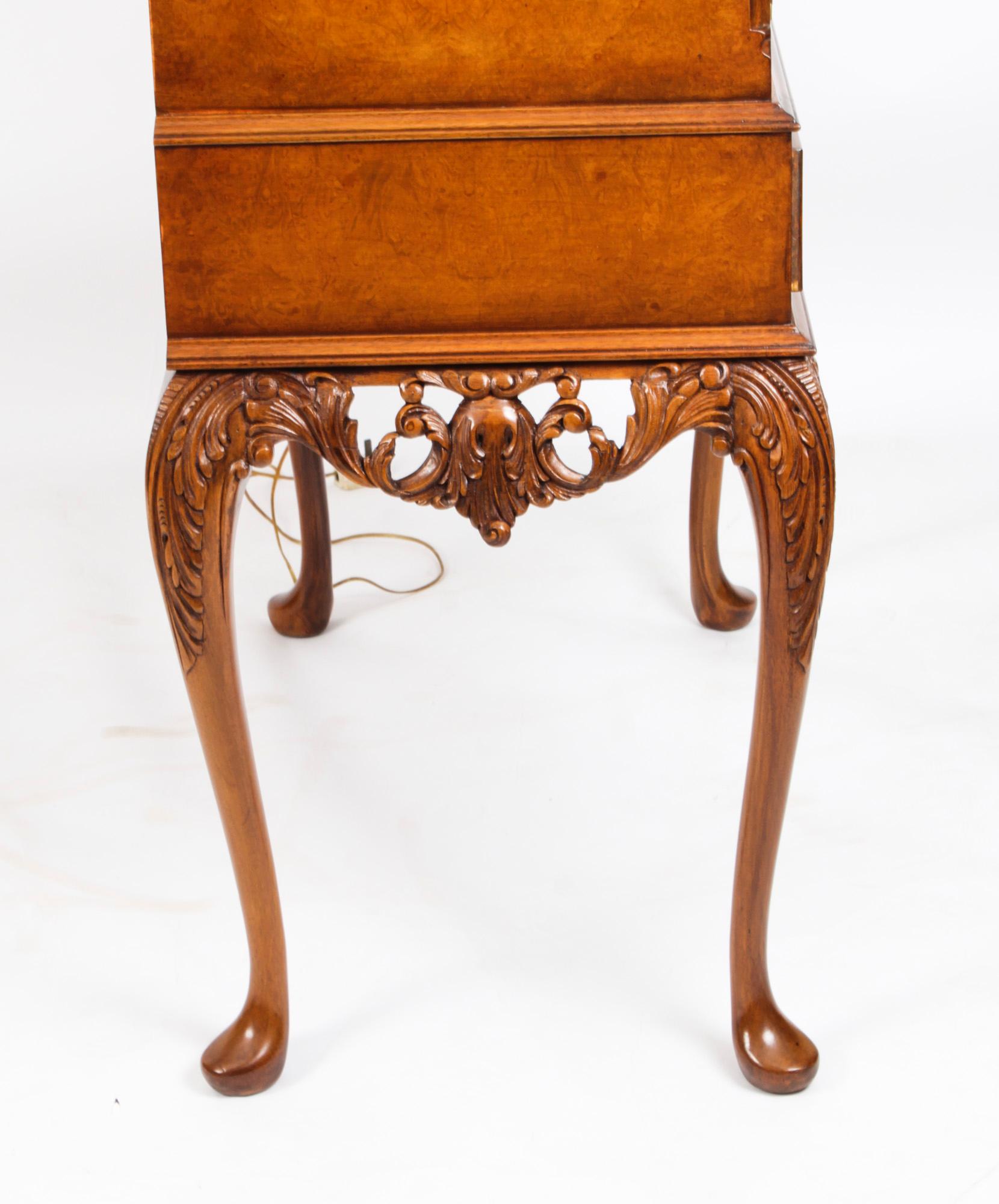 Gabinete de coctelería Vintage Burr Walnut Drinks Dry Bar & Glassware Mediados del siglo XX en venta 15