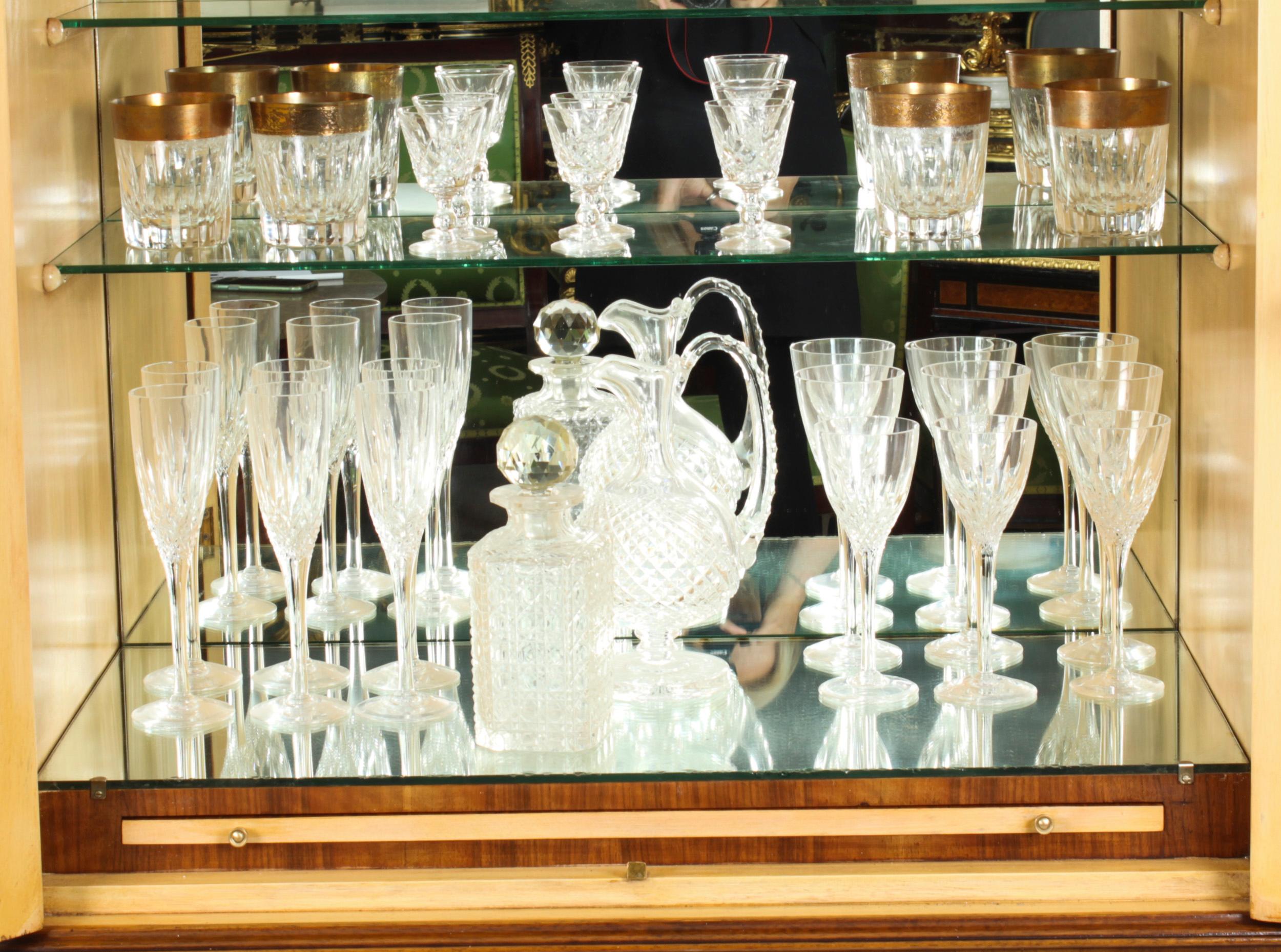 Gabinete de coctelería Vintage Burr Walnut Drinks Dry Bar & Glassware Mediados del siglo XX en Bueno estado para la venta en London, GB