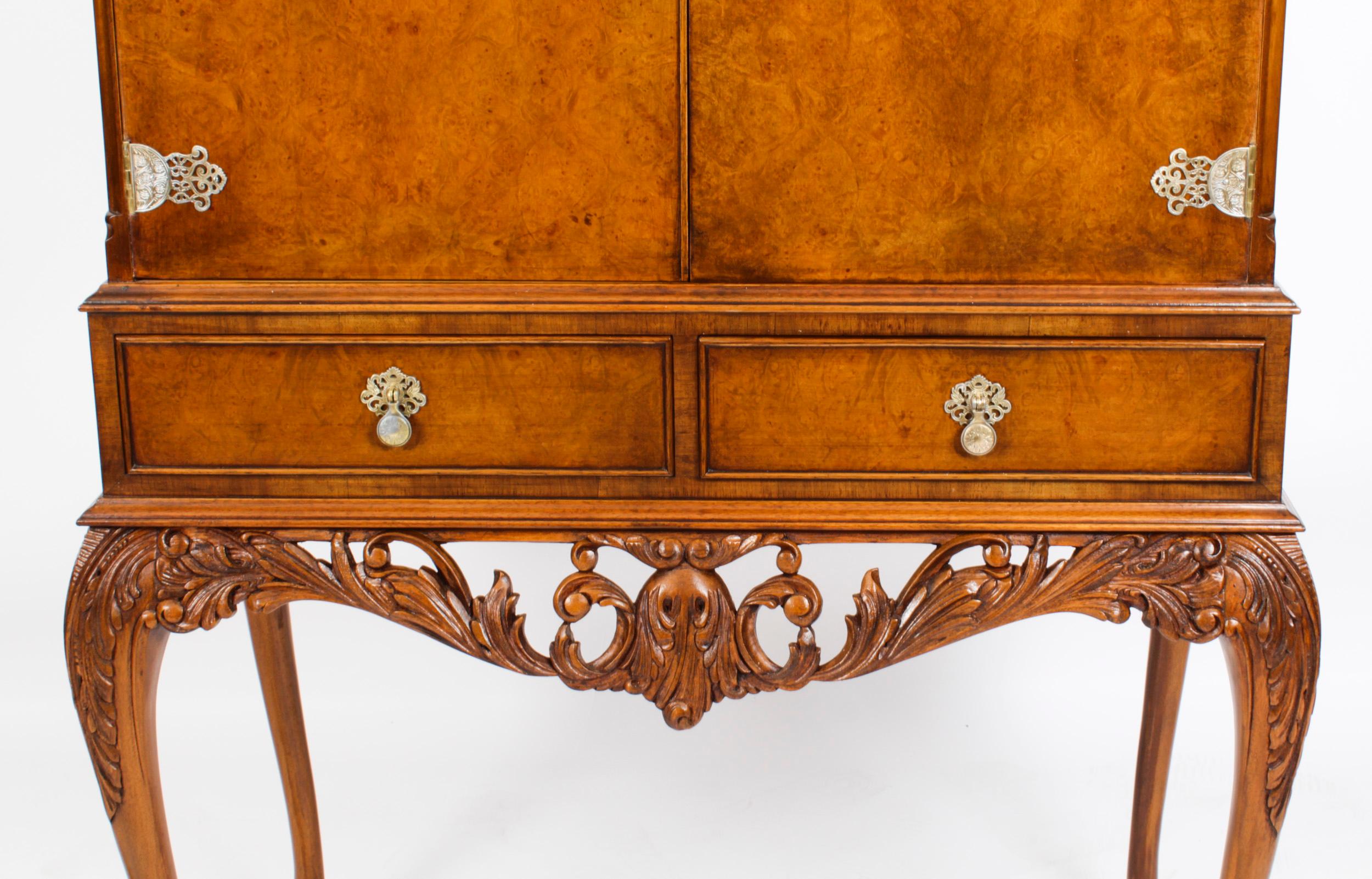 Gabinete de coctelería Vintage Burr Walnut Drinks Dry Bar & Glassware Mediados del siglo XX mediados del siglo XX en venta