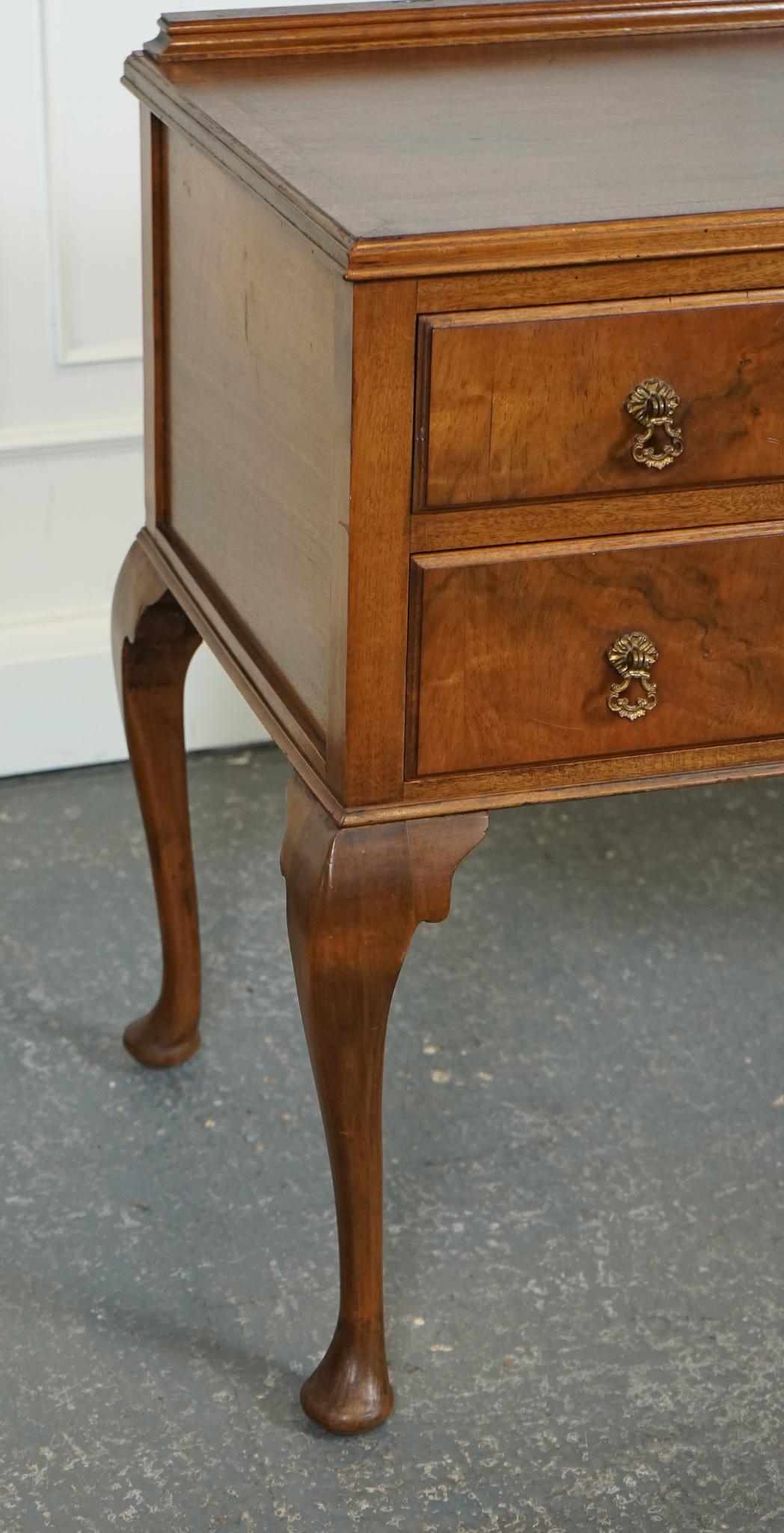 Noce Tavolo da toeletta in legno di noce BURR d'epoca con gambe Queen Anne J1 in vendita