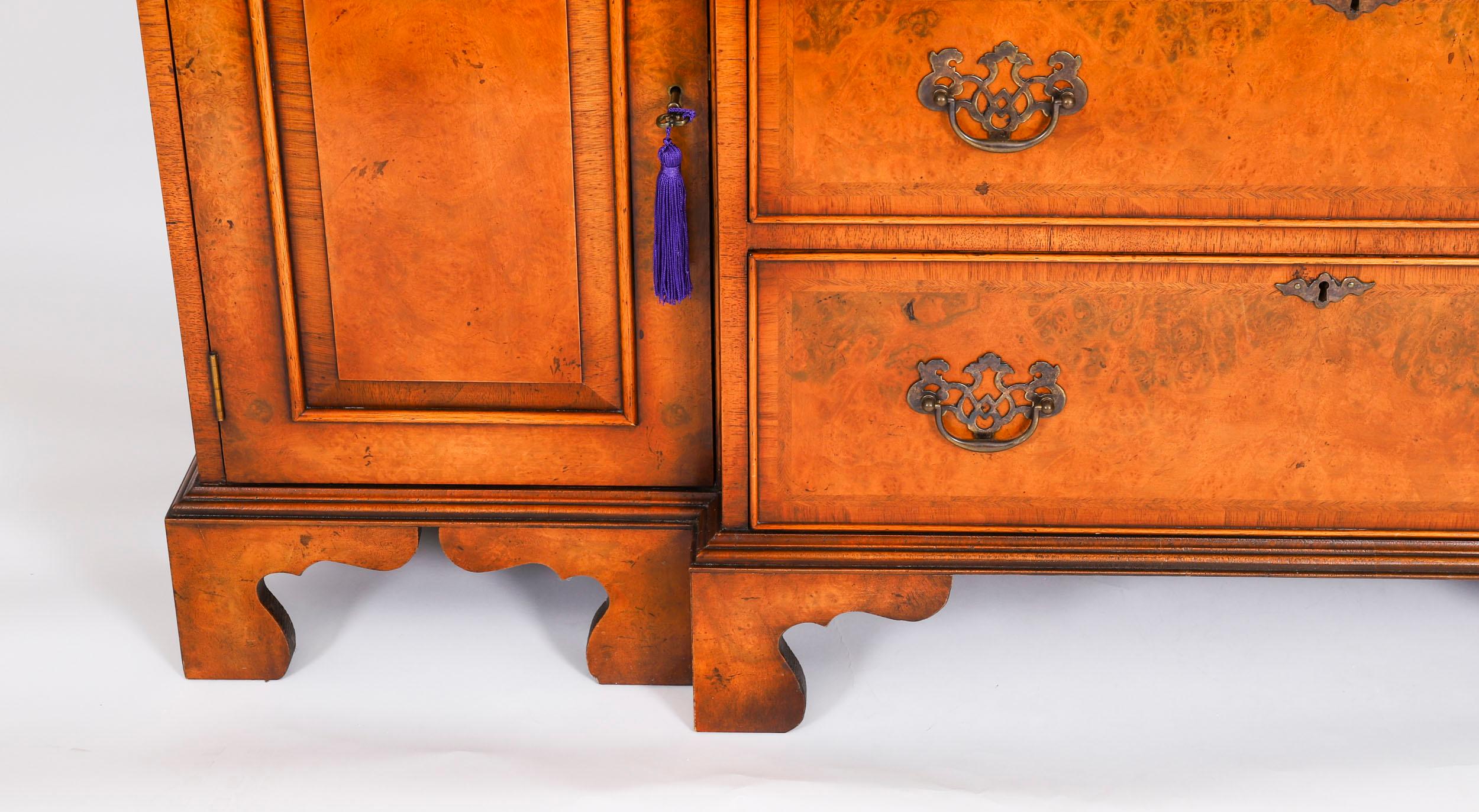Credenza a quattro cassetti in radica di noce vintage del XX secolo in vendita 4