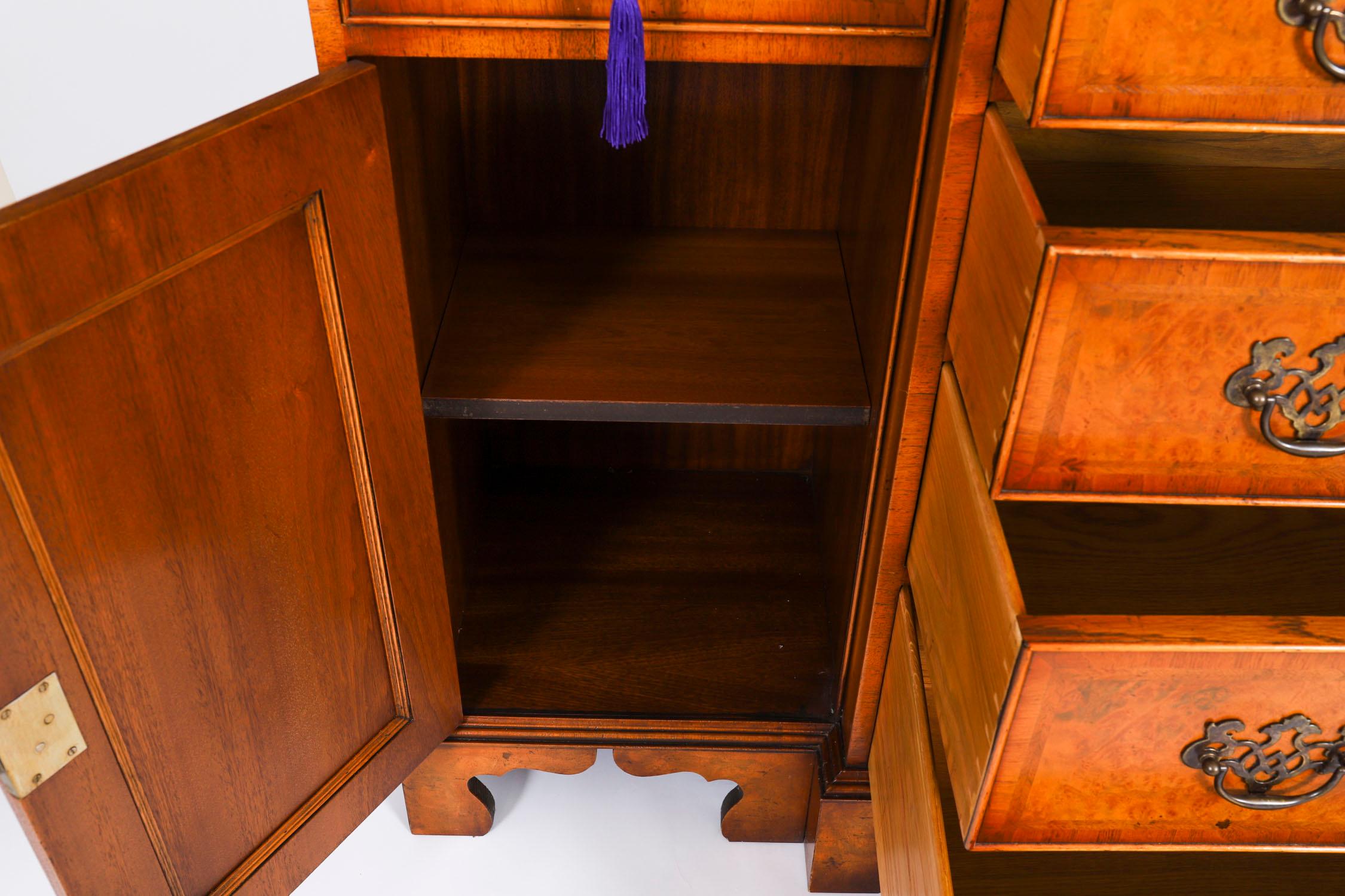 Credenza a quattro cassetti in radica di noce vintage del XX secolo in vendita 7