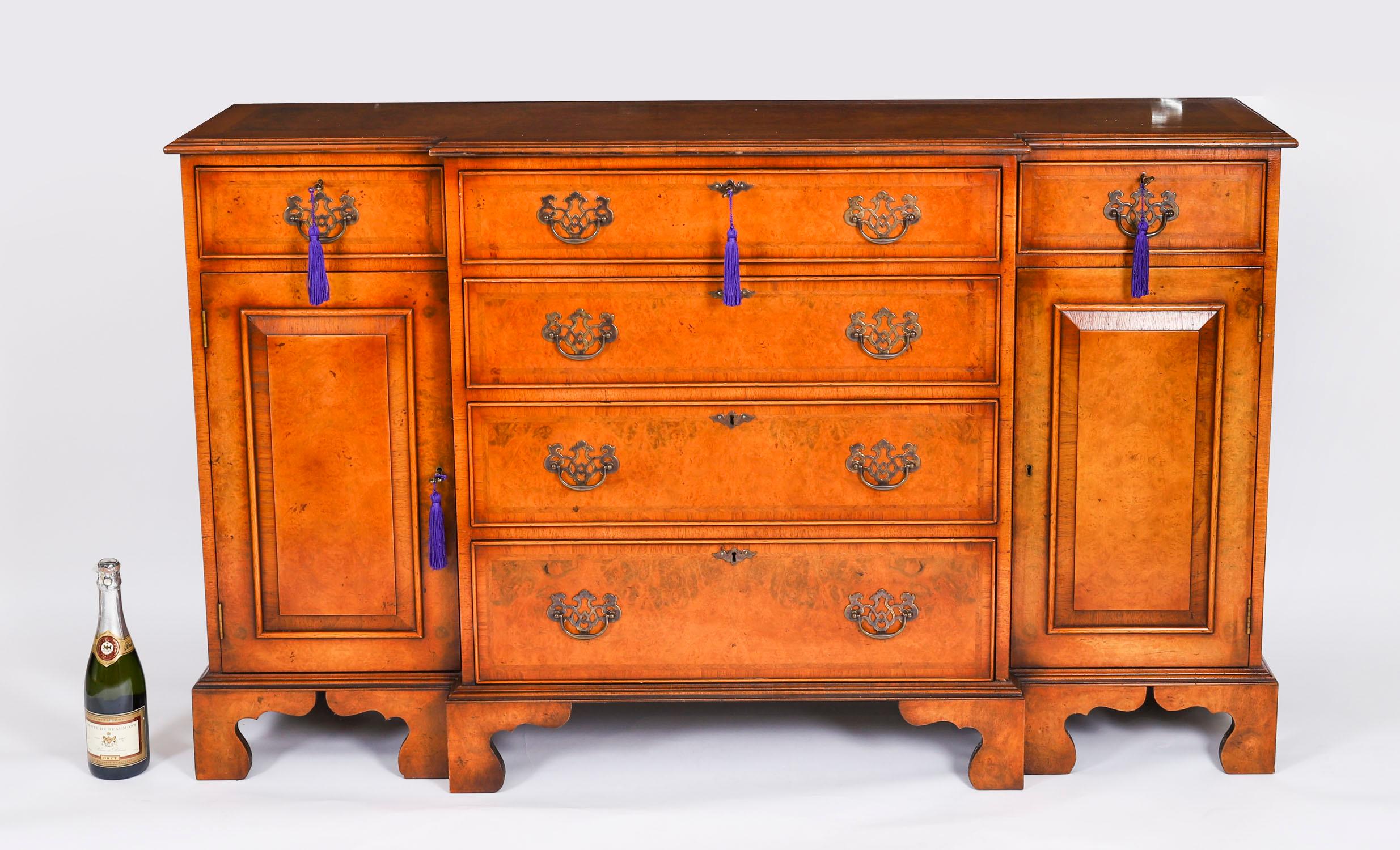 Credenza a quattro cassetti in radica di noce vintage del XX secolo in vendita 11