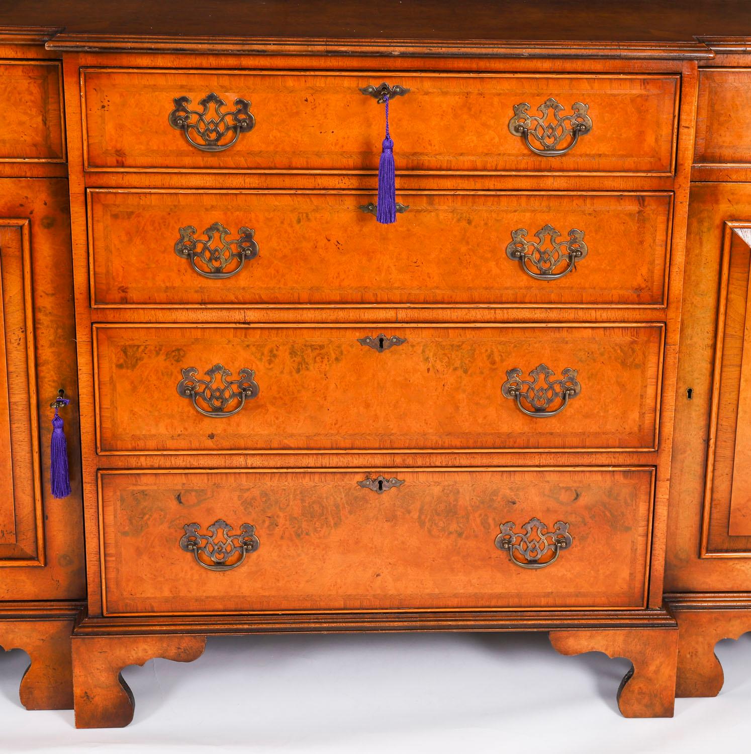 Neoclassico Credenza a quattro cassetti in radica di noce vintage del XX secolo in vendita