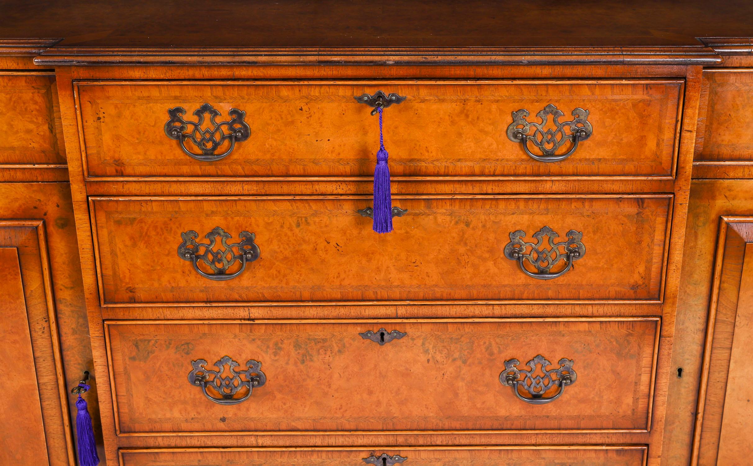 Impiallacciato Credenza a quattro cassetti in radica di noce vintage del XX secolo in vendita