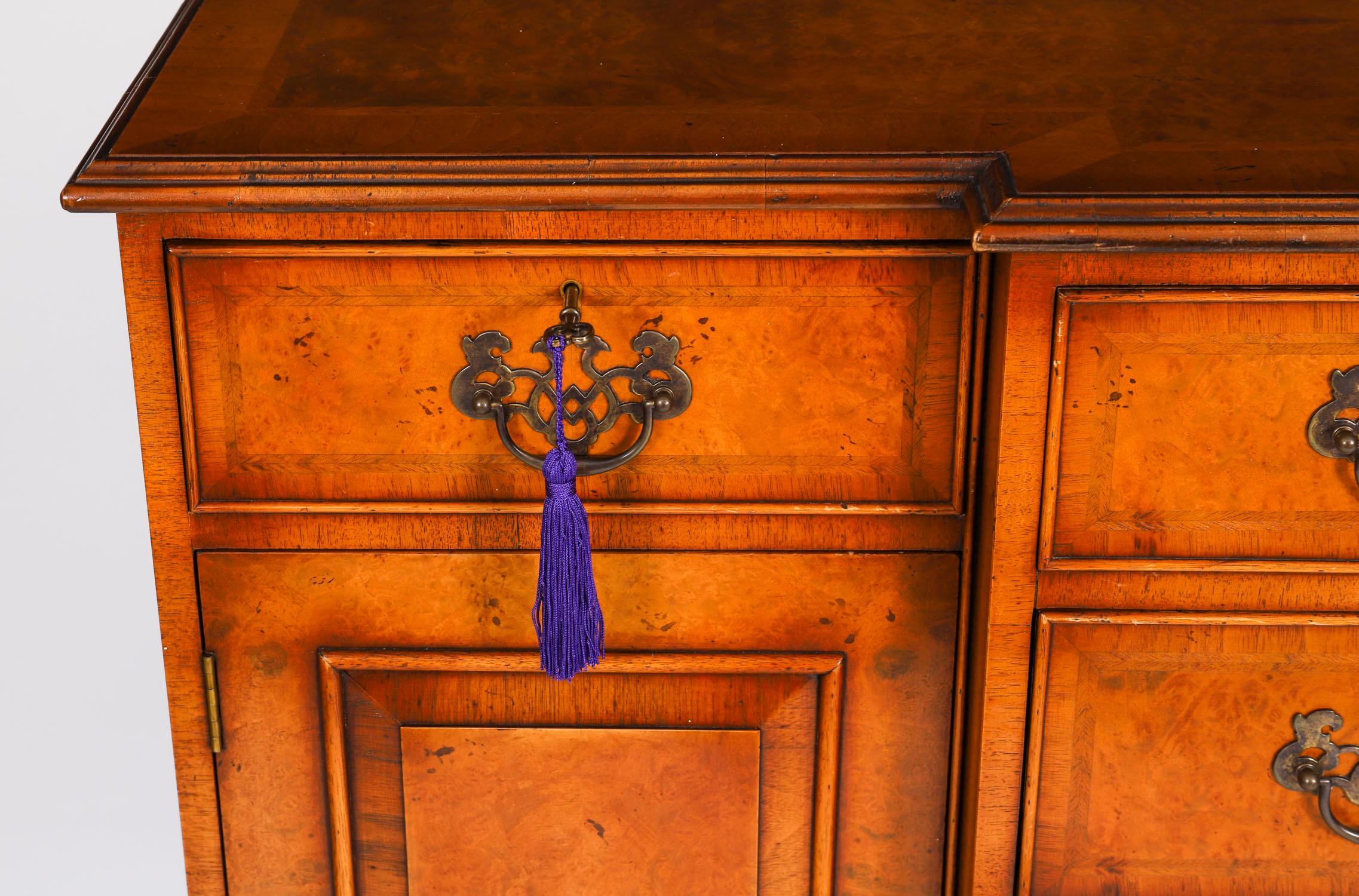 Credenza a quattro cassetti in radica di noce vintage del XX secolo In condizioni buone in vendita a London, GB