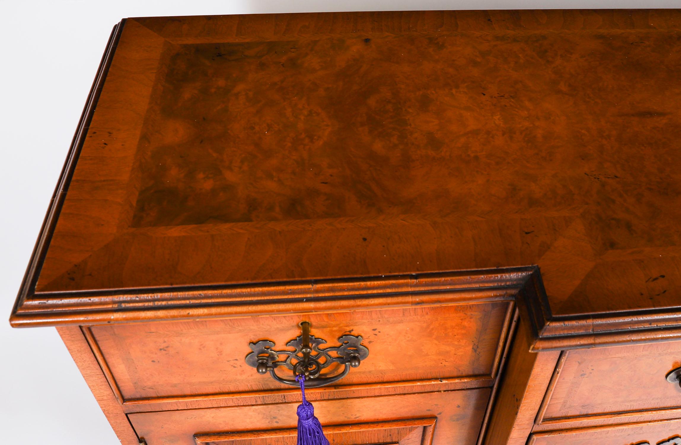 Noce Credenza a quattro cassetti in radica di noce vintage del XX secolo in vendita