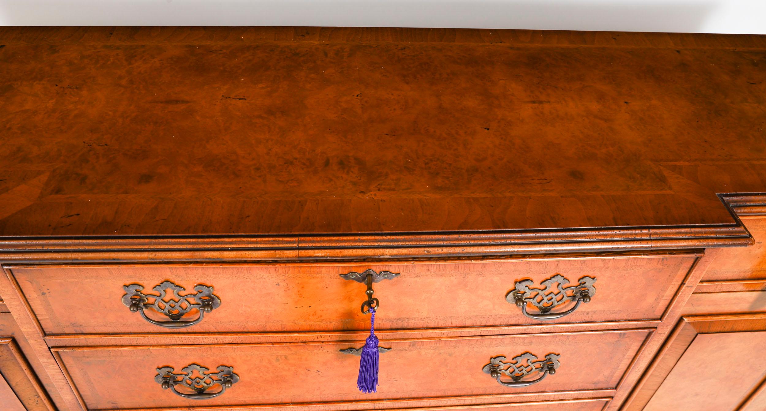 Credenza a quattro cassetti in radica di noce vintage del XX secolo in vendita 1