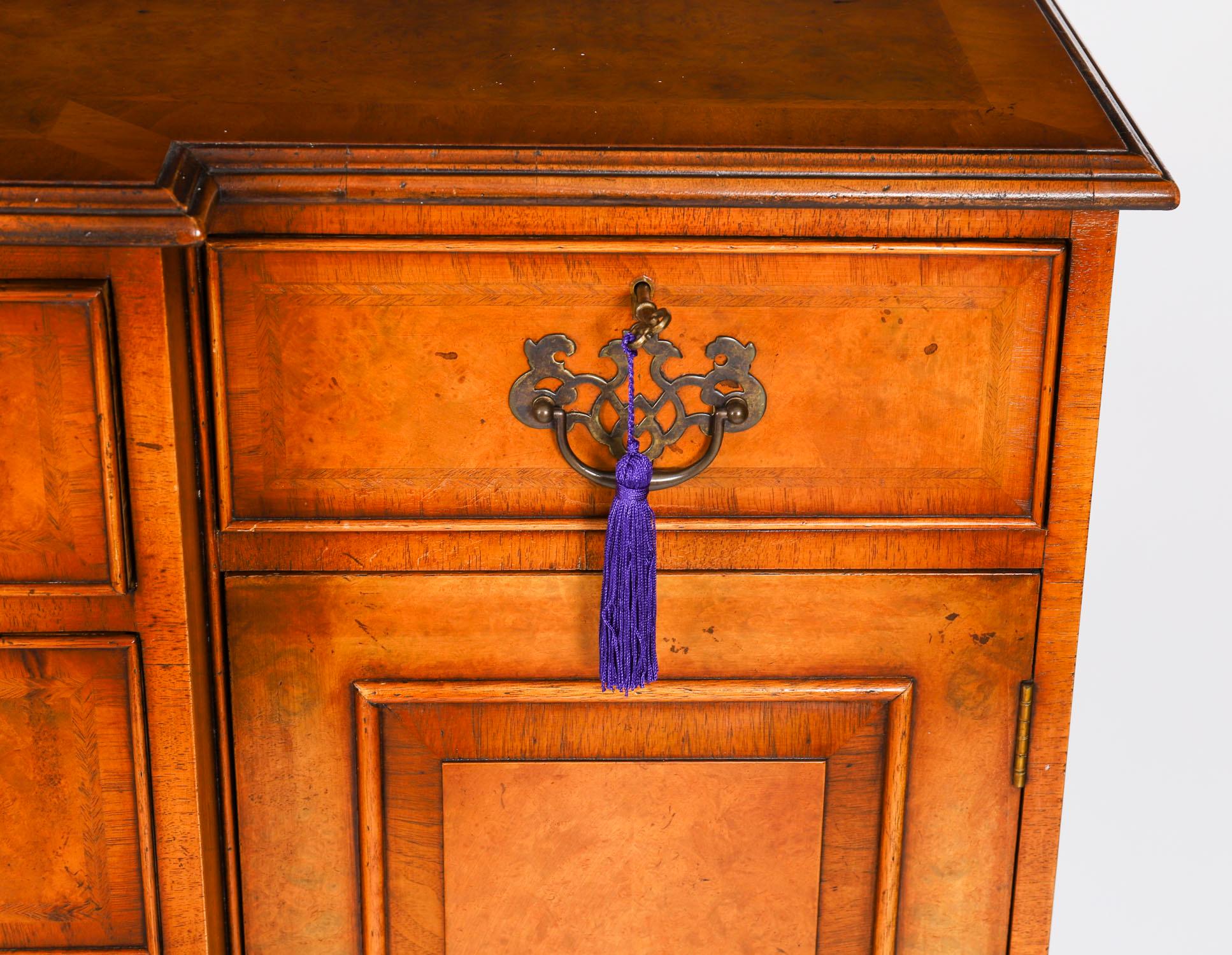 Credenza a quattro cassetti in radica di noce vintage del XX secolo in vendita 3