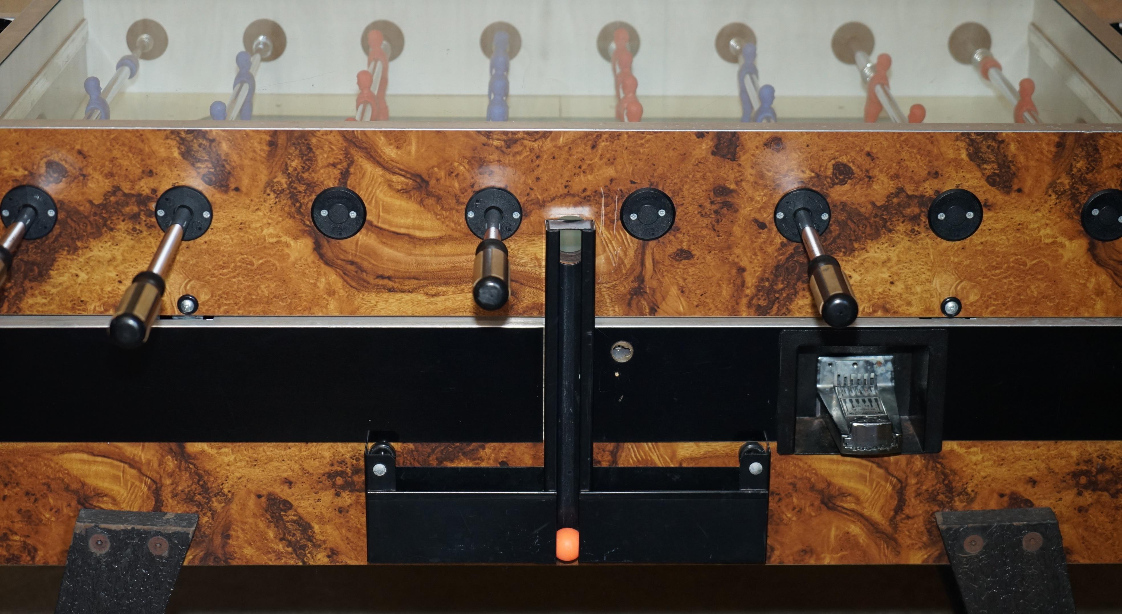 ViNTAGE BURR WALNUT GARLANDO CHAMPION F2 FOOTBALL / FOOSBALL TABLE LOVELY ORDER In Good Condition For Sale In West Sussex, Pulborough