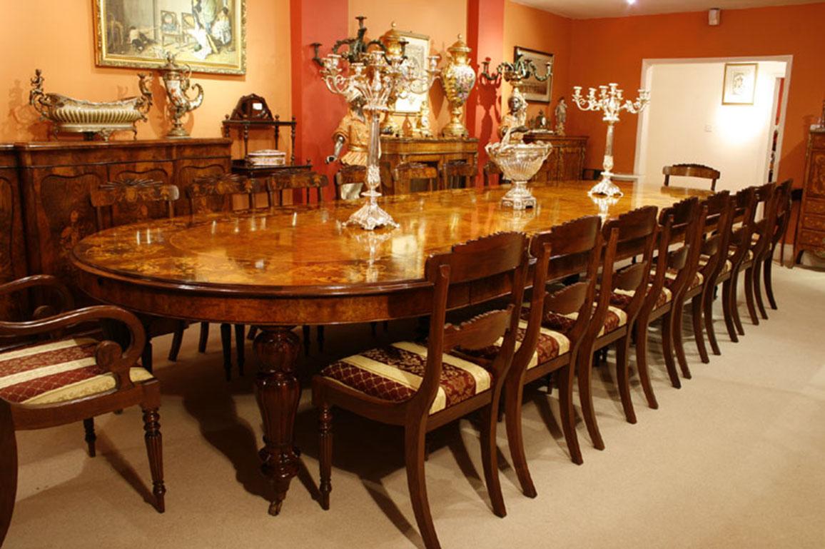 Il s'agit d'un fantastique ensemble de salle à manger en marqueterie de style victorien, comprenant une magnifique table de salle à manger en ronce de noyer et marqueterie, ainsi qu'un ensemble assorti de dix-huit chaises.

Ce magnifique ensemble