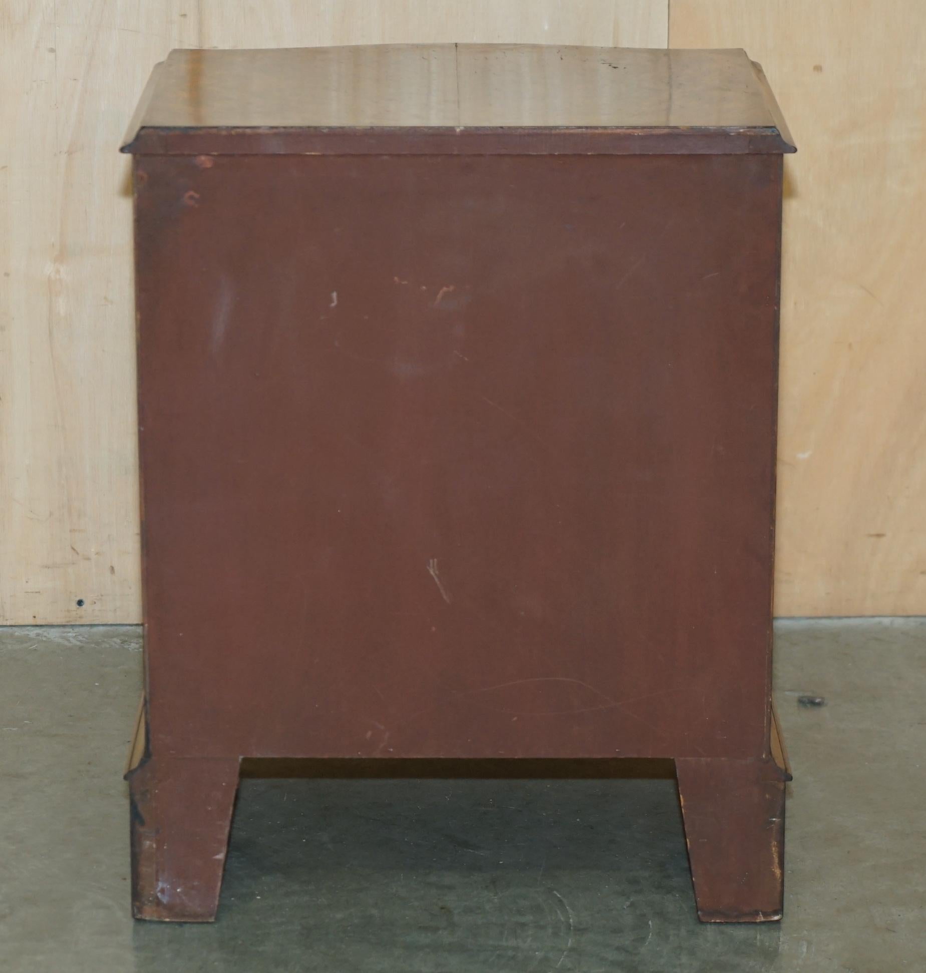 Coffre à tiroirs d'antiquités serPENTINE ROND-WALNUT FRONTED NIGHTSTAND SIDE TABLE en vente 2