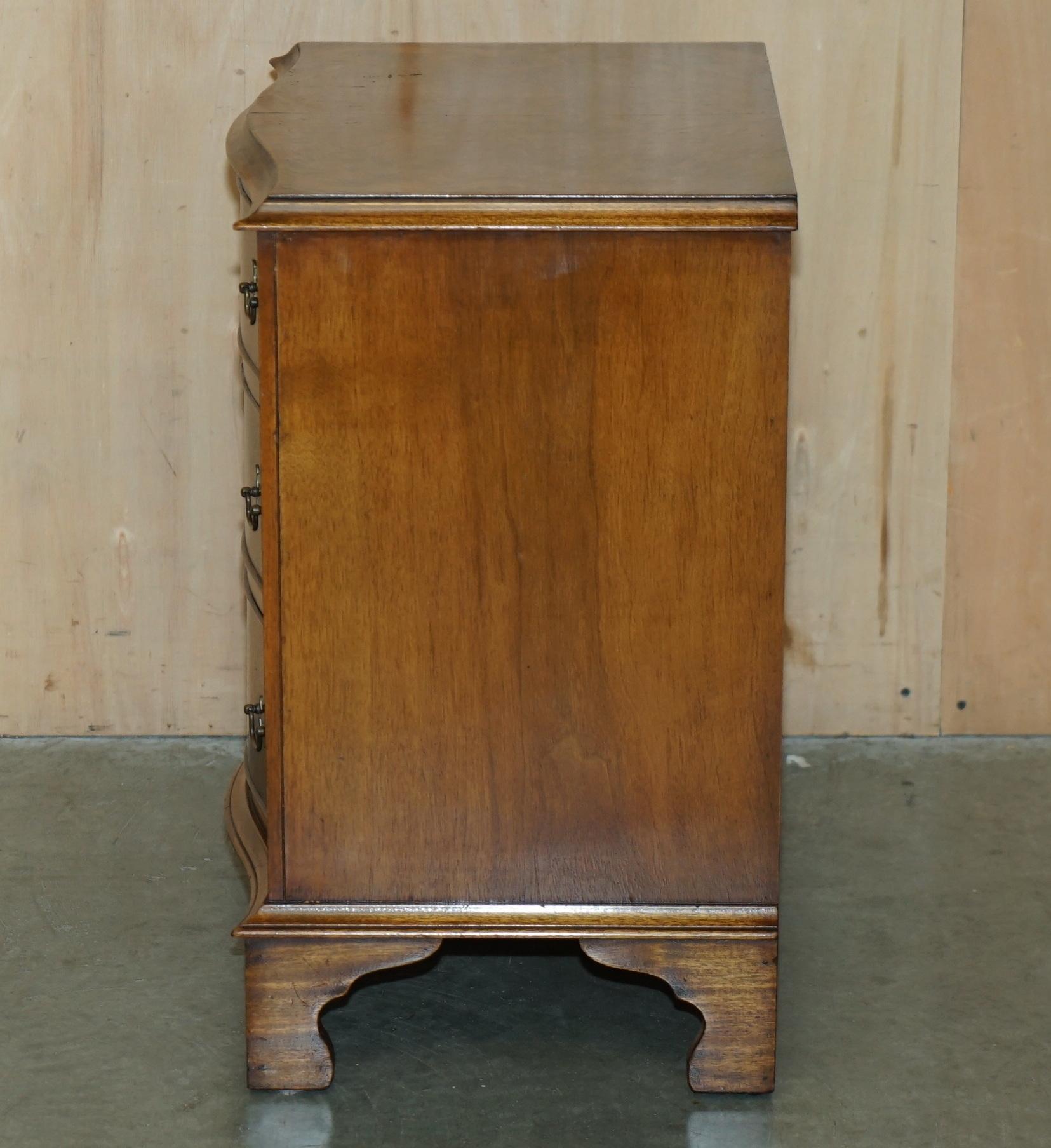 Coffre à tiroirs d'antiquités serPENTINE ROND-WALNUT FRONTED NIGHTSTAND SIDE TABLE en vente 3