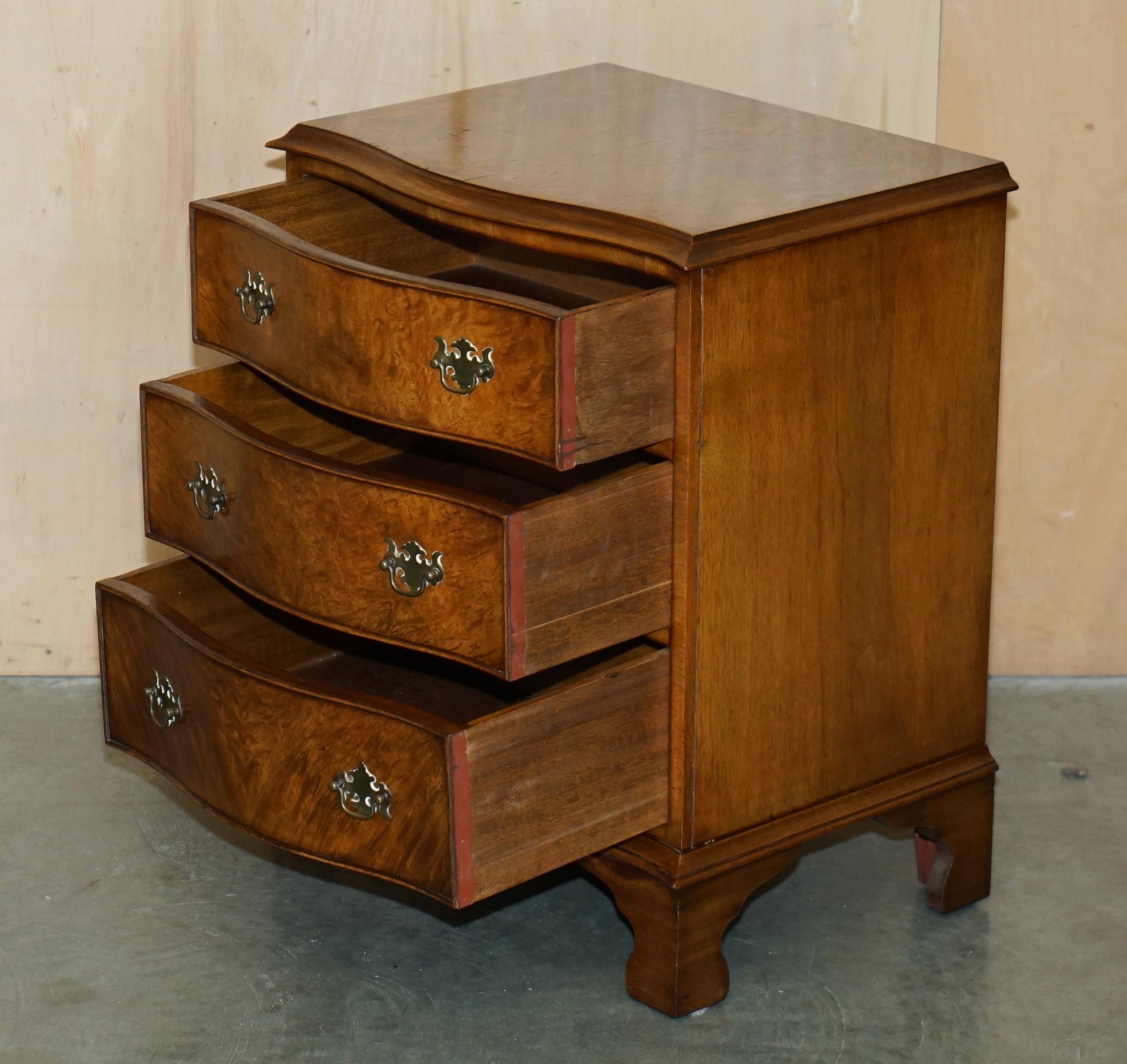 Coffre à tiroirs d'antiquités serPENTINE ROND-WALNUT FRONTED NIGHTSTAND SIDE TABLE en vente 4