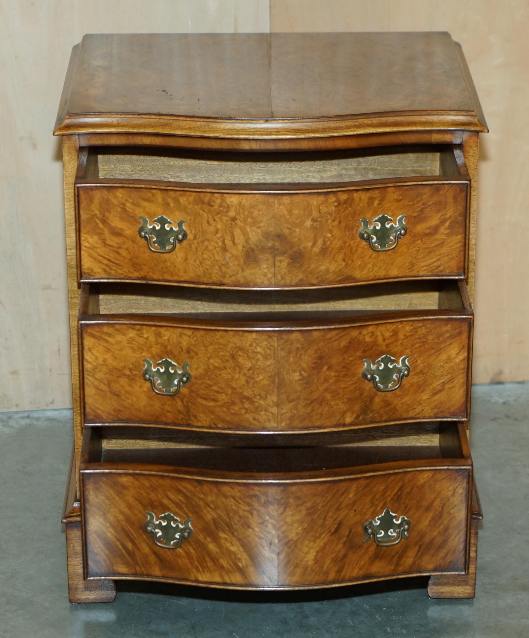Coffre à tiroirs d'antiquités serPENTINE ROND-WALNUT FRONTED NIGHTSTAND SIDE TABLE en vente 5