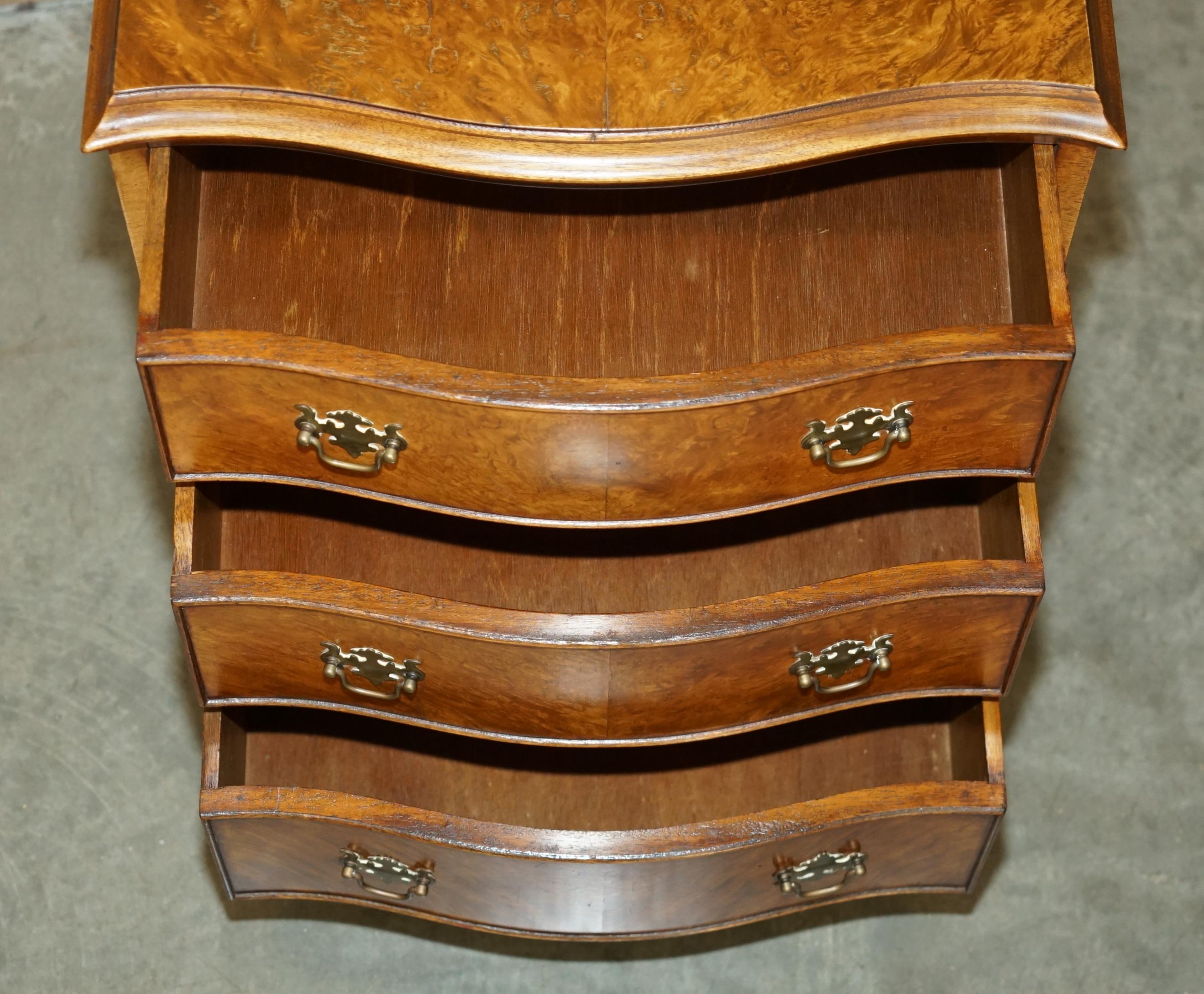 Coffre à tiroirs d'antiquités serPENTINE ROND-WALNUT FRONTED NIGHTSTAND SIDE TABLE en vente 6