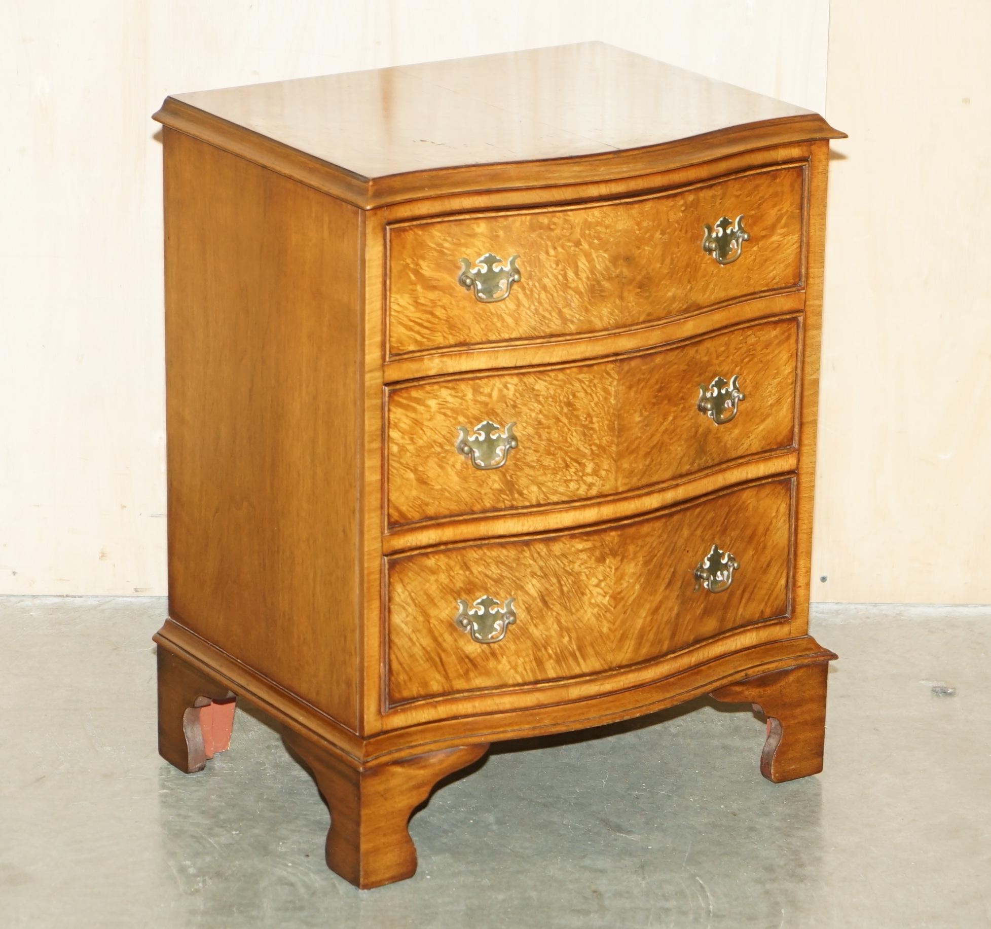 Royal House Antiques

The House Antiques a le plaisir d'offrir à la vente cette charmante table d'appoint en ronce de noyer et à façade serpentine des années 1960, ainsi qu'une table de chevet.

Veuillez noter que les frais de livraison indiqués