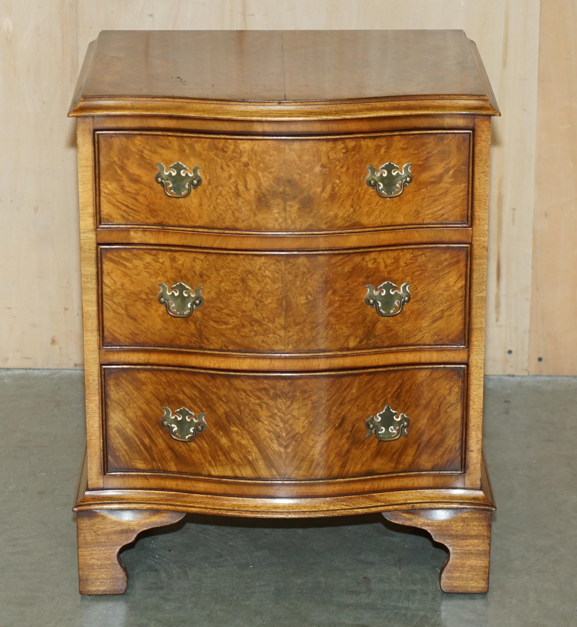 Art déco Coffre à tiroirs d'antiquités serPENTINE ROND-WALNUT FRONTED NIGHTSTAND SIDE TABLE en vente