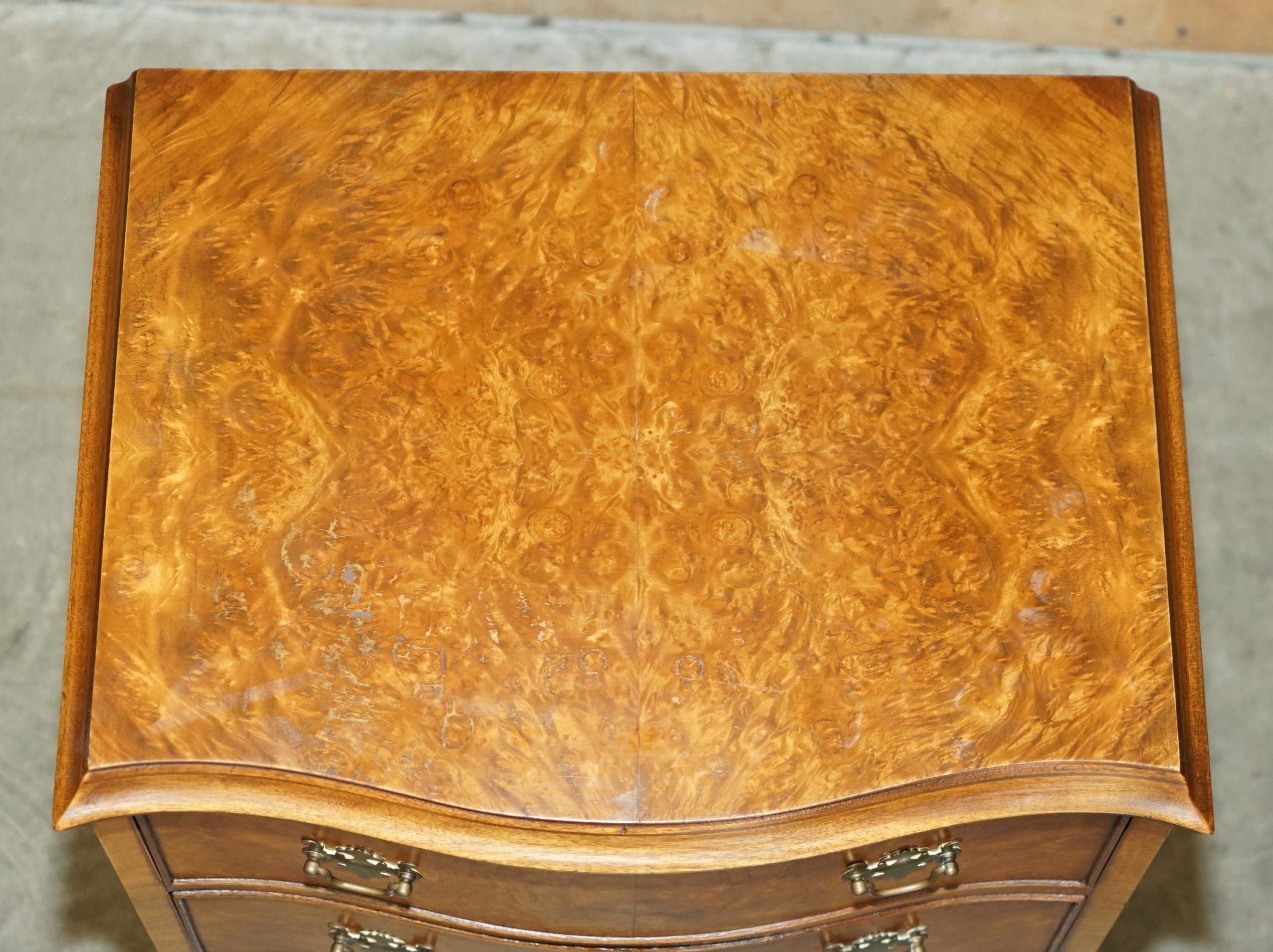Anglais Coffre à tiroirs d'antiquités serPENTINE ROND-WALNUT FRONTED NIGHTSTAND SIDE TABLE en vente