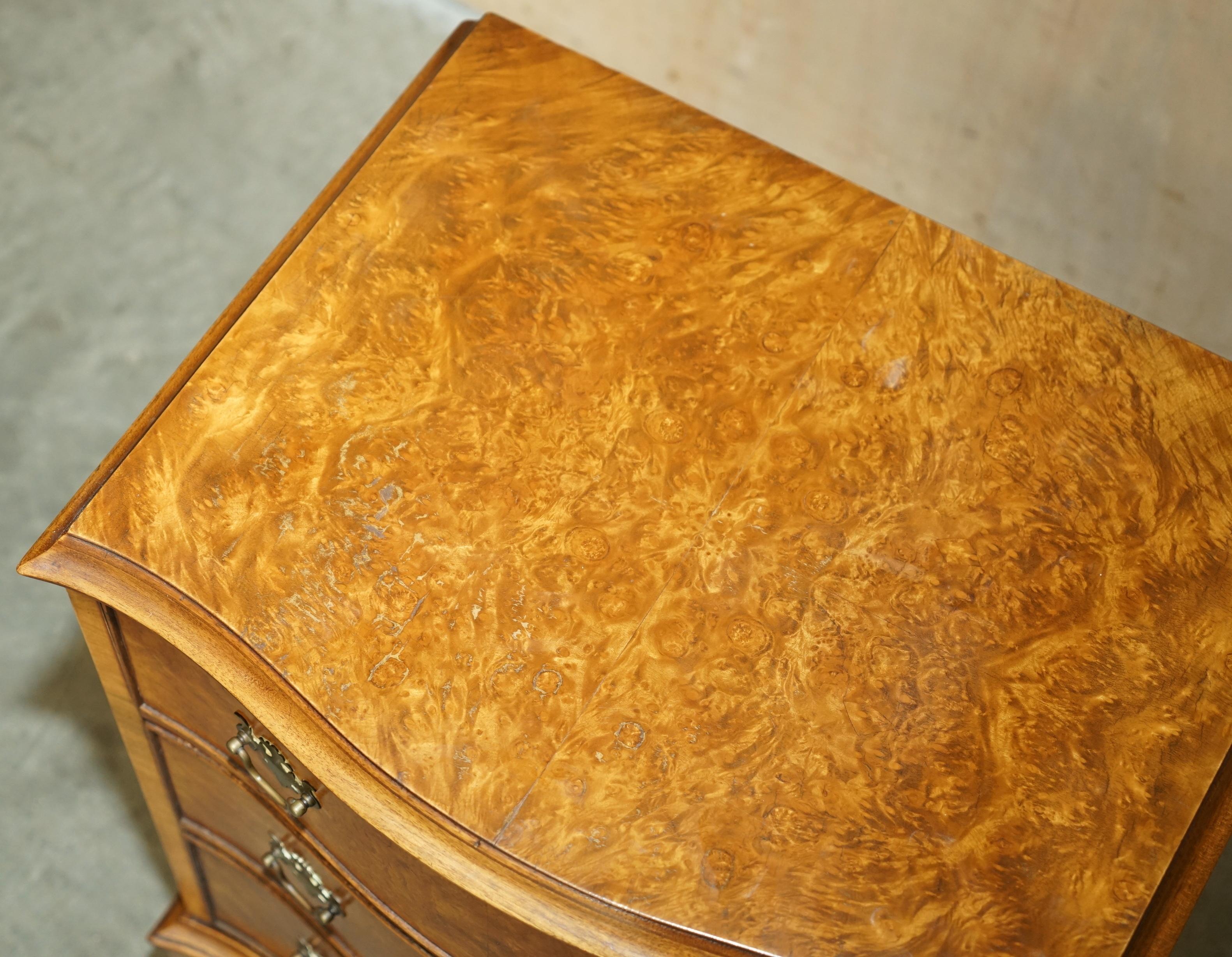 Fait main Coffre à tiroirs d'antiquités serPENTINE ROND-WALNUT FRONTED NIGHTSTAND SIDE TABLE en vente