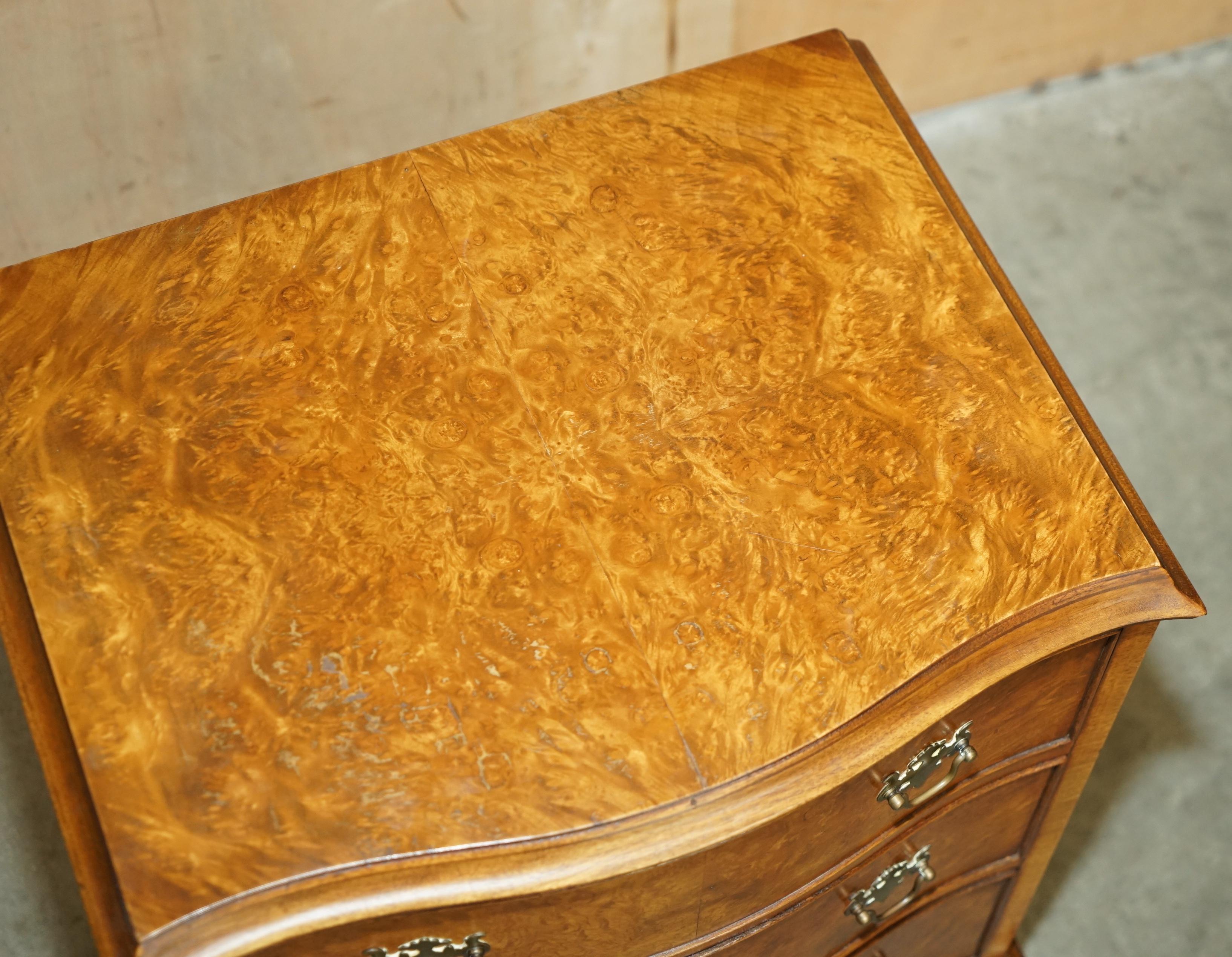 Coffre à tiroirs d'antiquités serPENTINE ROND-WALNUT FRONTED NIGHTSTAND SIDE TABLE Bon état - En vente à West Sussex, Pulborough