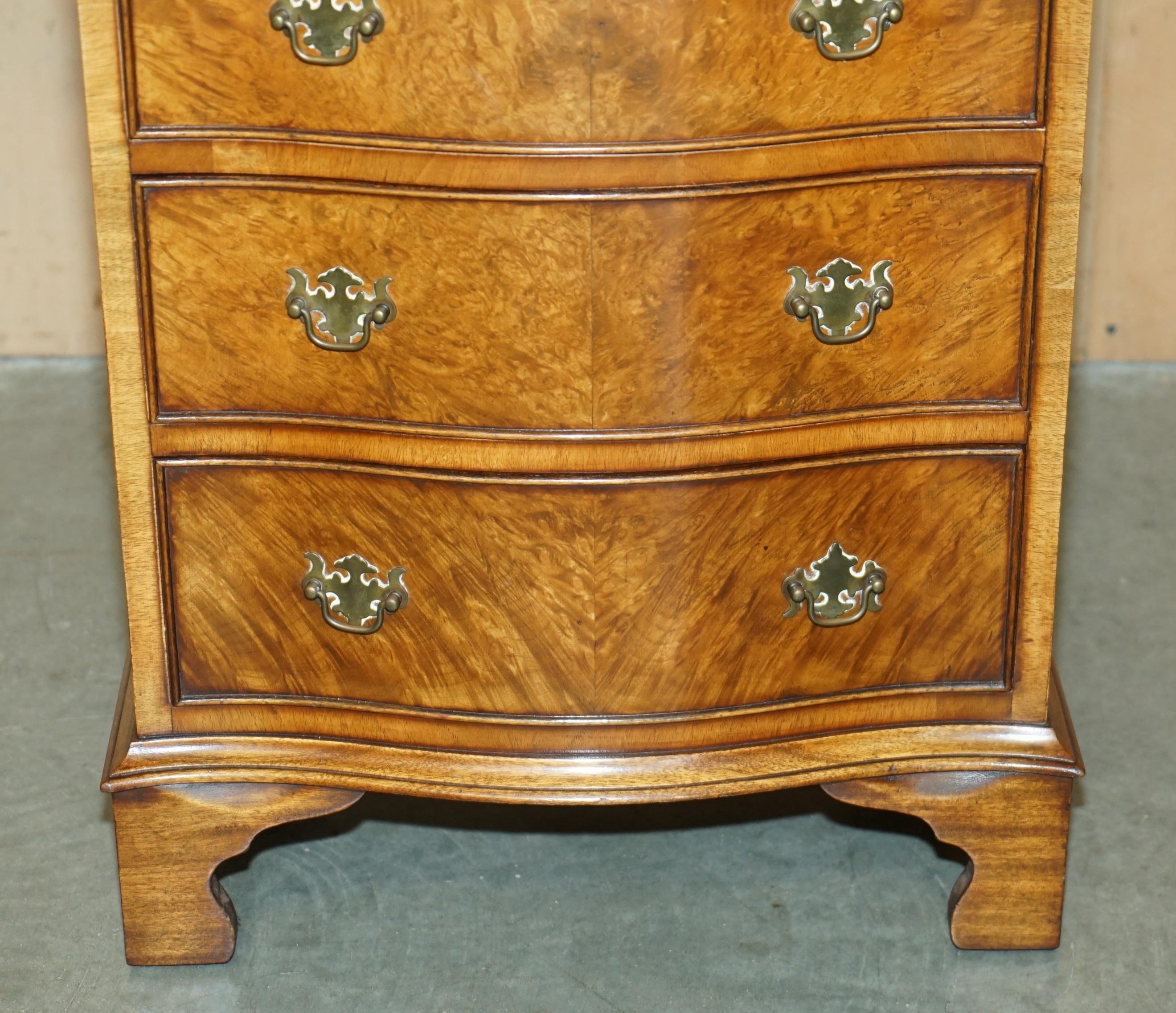 Noyer Coffre à tiroirs d'antiquités serPENTINE ROND-WALNUT FRONTED NIGHTSTAND SIDE TABLE en vente