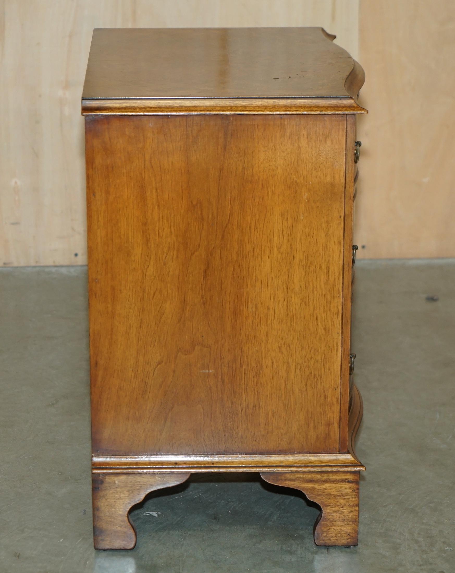 Coffre à tiroirs d'antiquités serPENTINE ROND-WALNUT FRONTED NIGHTSTAND SIDE TABLE en vente 1