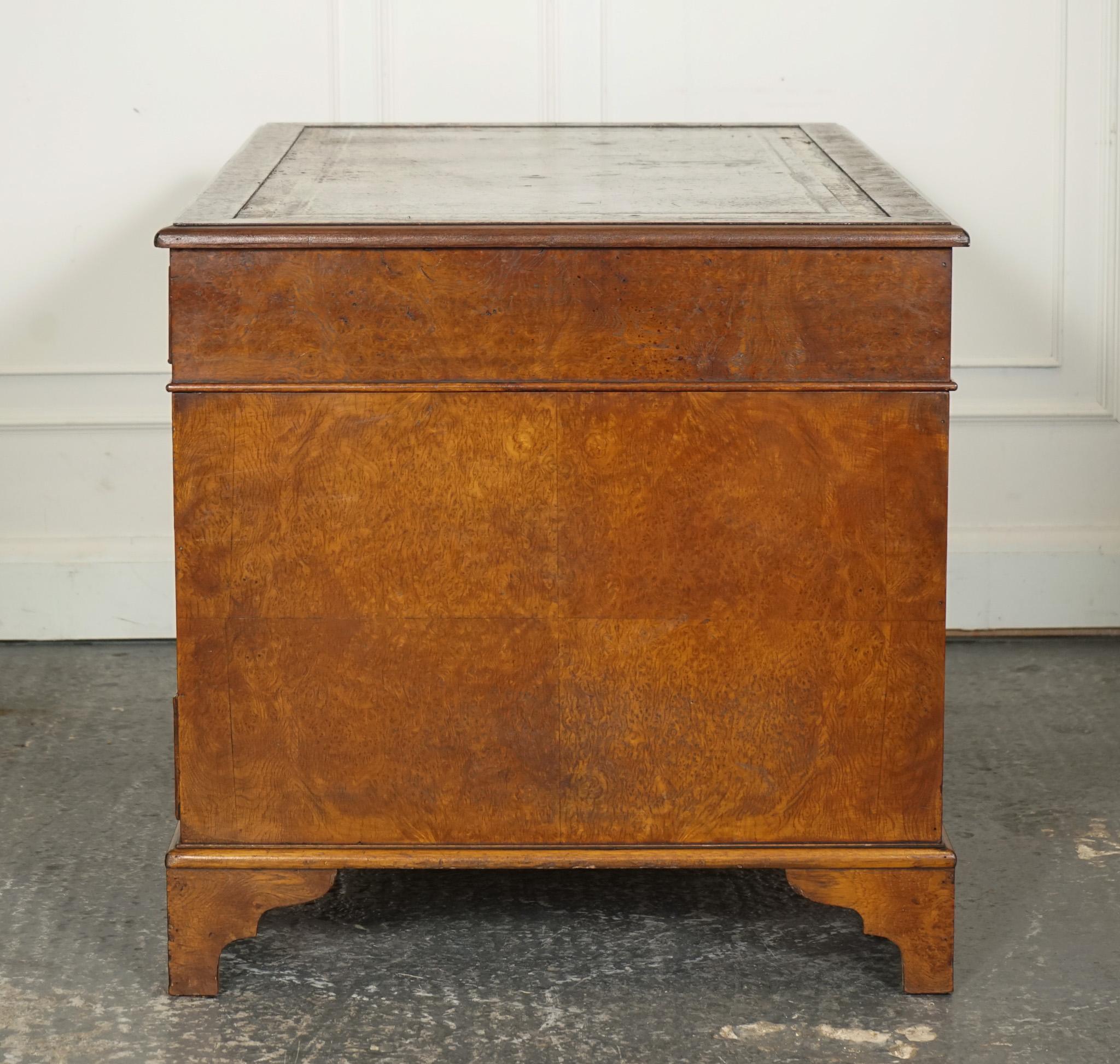 TOOLiNG VINTAGE BURR WALNUT TWIN PEDESTAL BROWN LEATHER DEsk or ÉMBOSÉ en vente 3